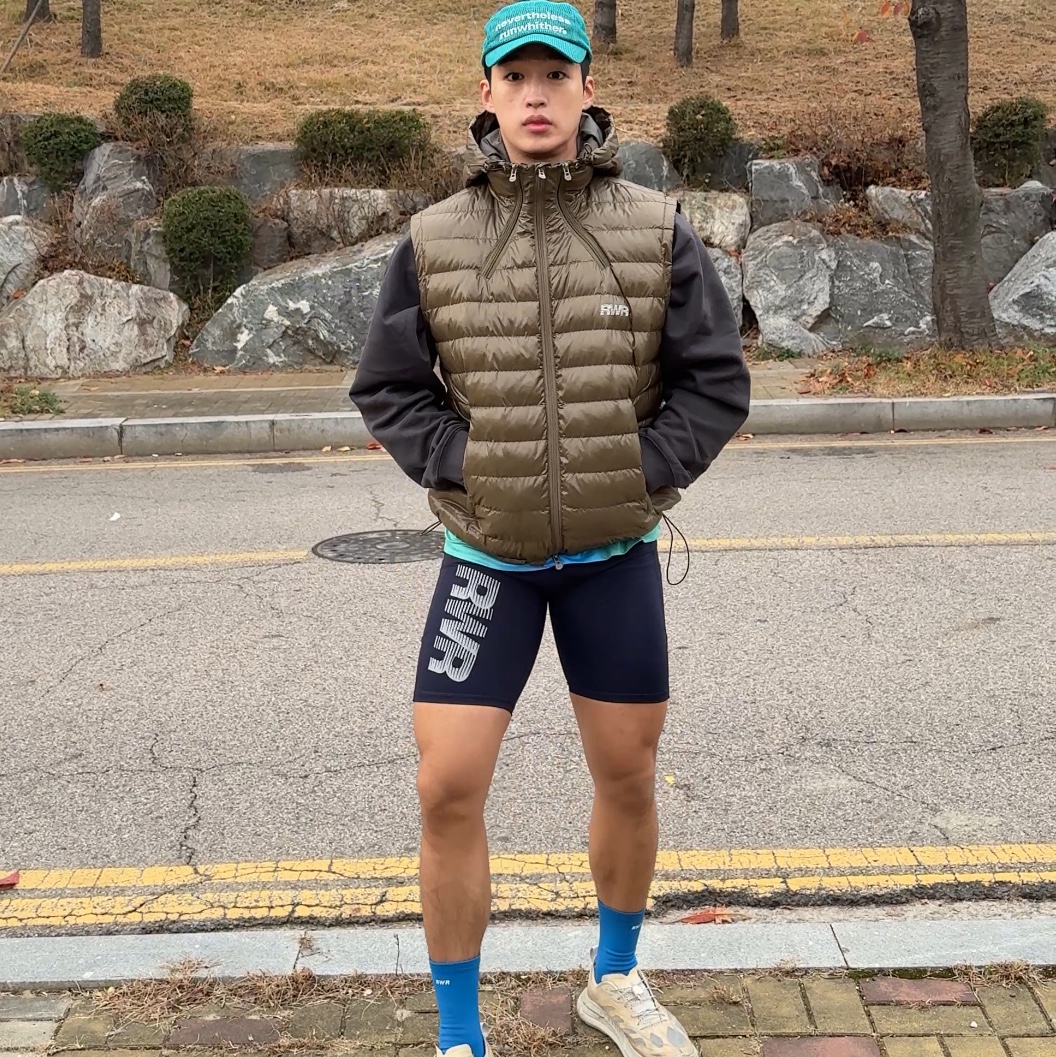 [KREAM 단독] runwhither Mesh Cap Green, [KREAM 단독] runwhither Lightweight Hoodie Vest Khaki 착용 스타일 - 1
