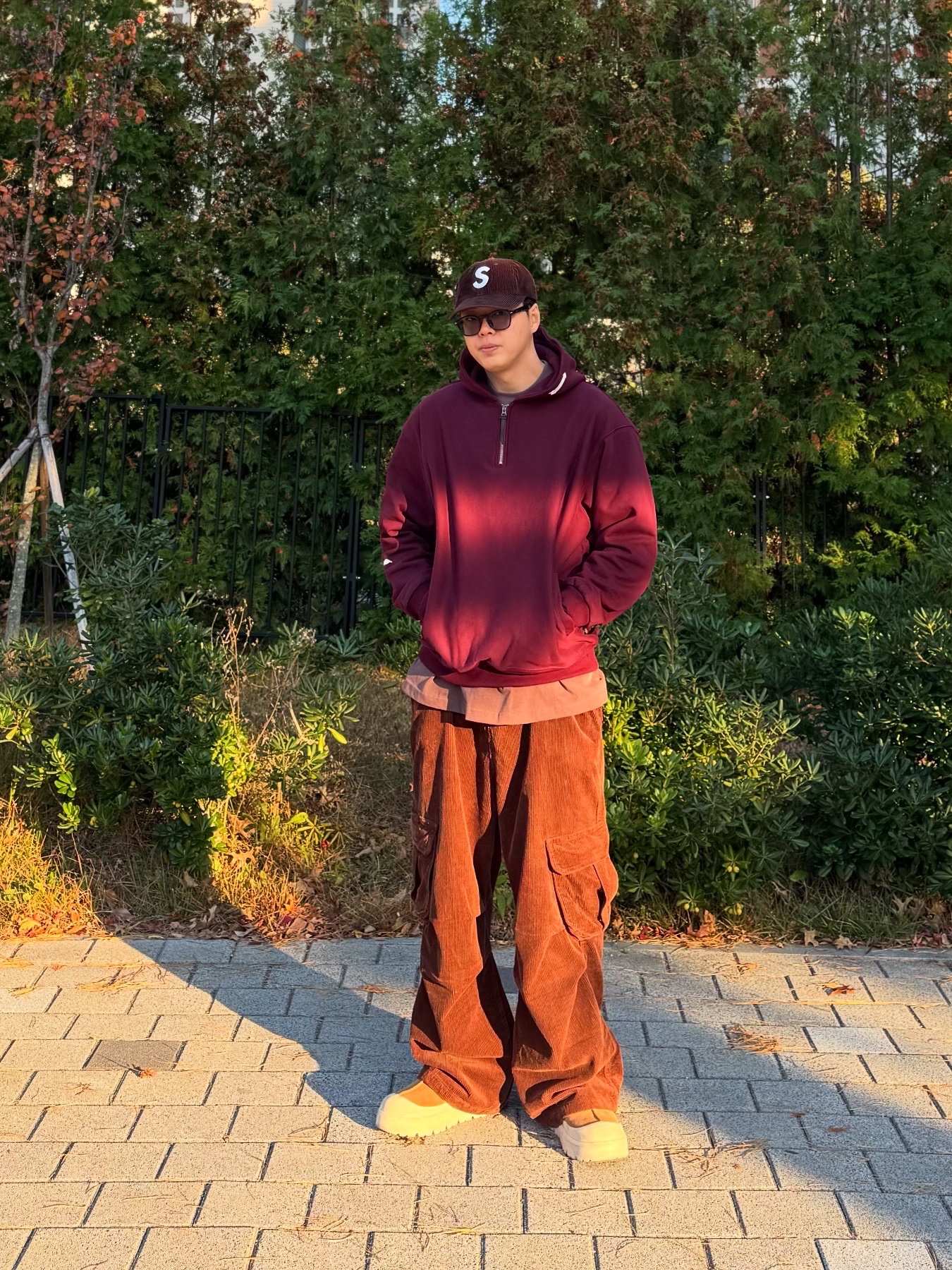 Supreme Corduroy S Logo 6-Panel Dark Brown - 24FW, UGG Tasman Weather Hybrid Chestnut Whitecap 착용 스타일 - 2