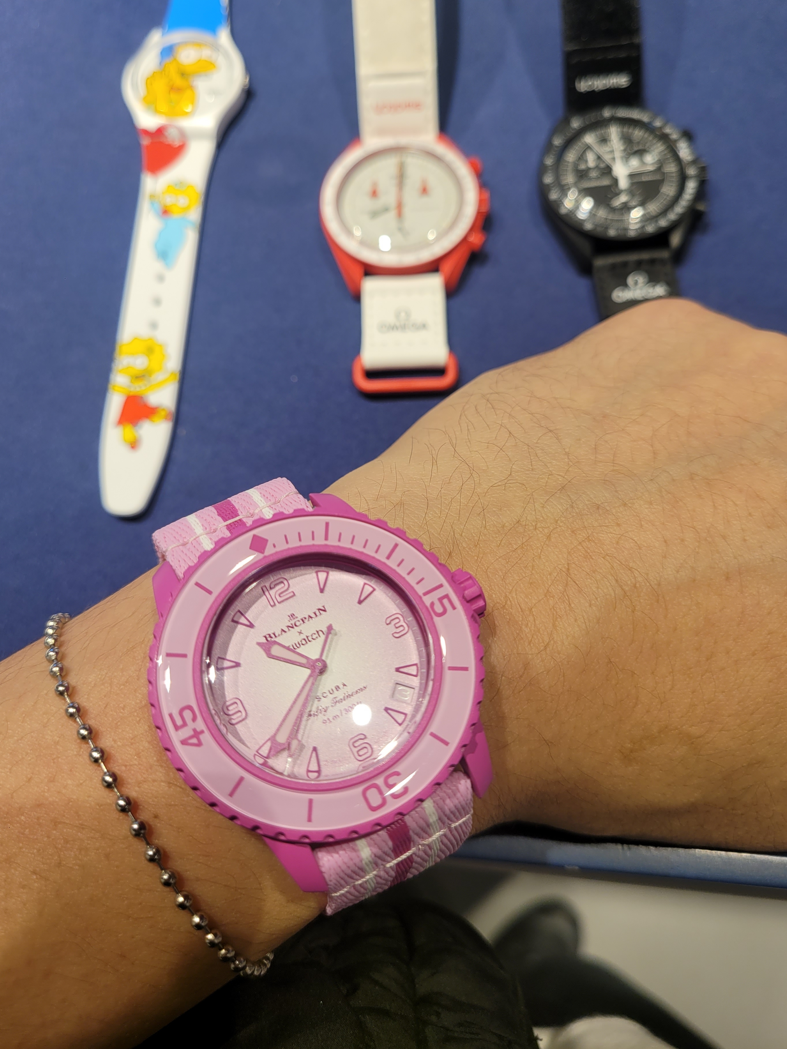 Swatch x Blancpain Bioceramic 42.3mm Pink Ocean, Swatch x Omega x Snoopy Bioceramic Moonswatch Mission To The Moonphase New Moon 착용 스타일 - 2