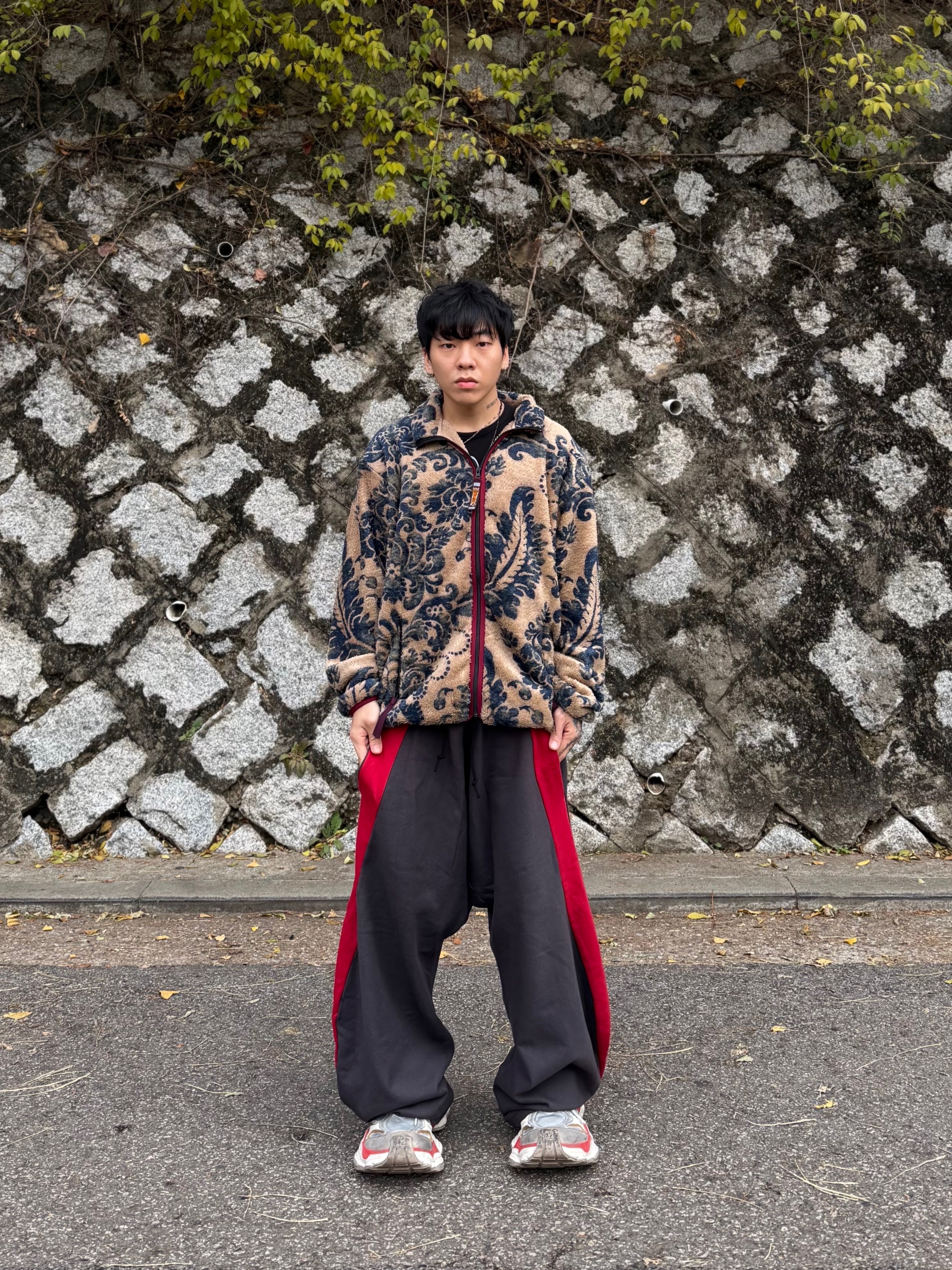 Kapital Damask Pattern Maria Fleece Zip Blouson Beige, Balenciaga Cargo Sneakers Beige Grey Red 착용 스타일 - 4