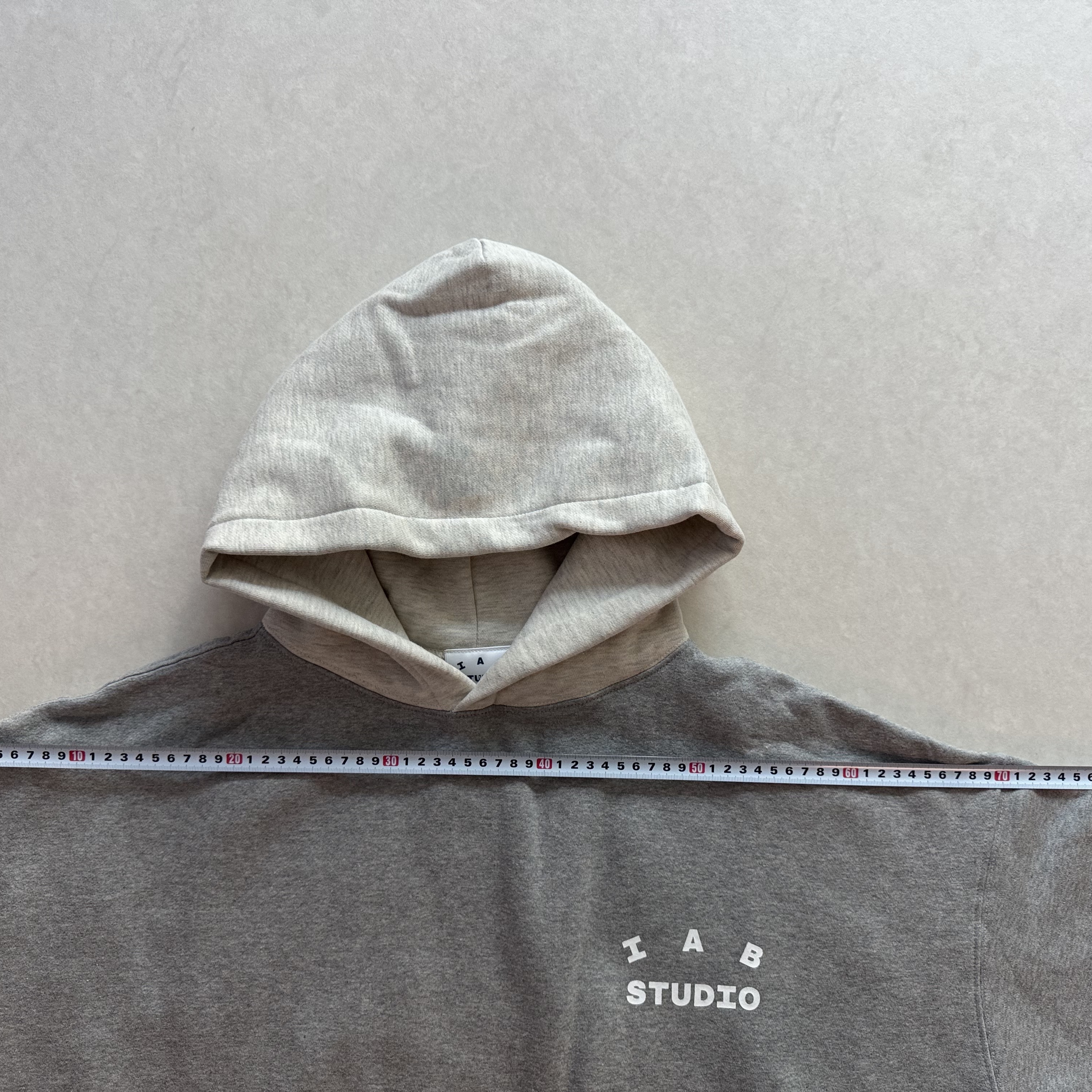 IAB Studio Hoodie Dual Gray 착용 스타일 - 3