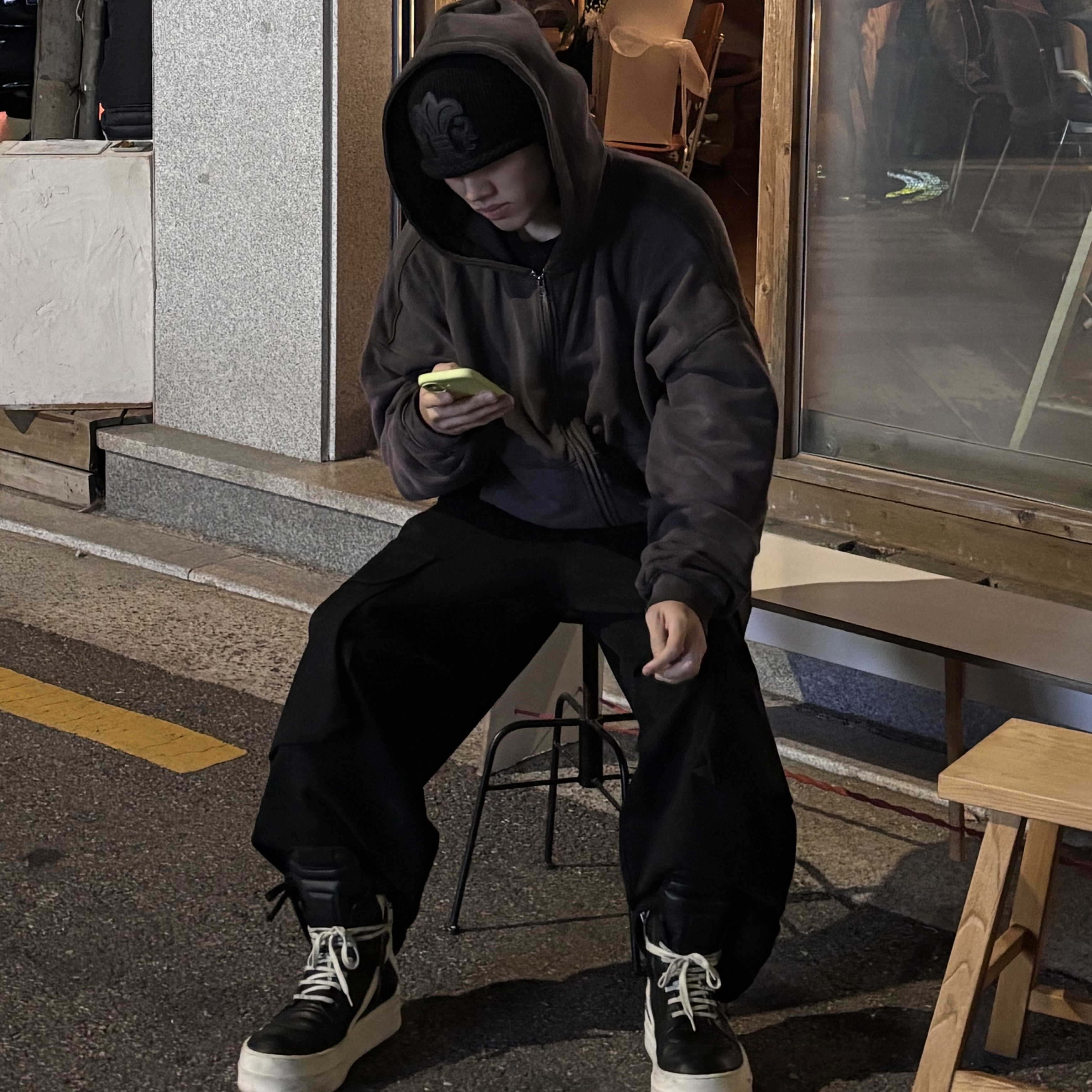 Rick Owens Hollywood Mega Bumper Geobasket in Full Grain Calf Leather Black Milk, Chrome Hearts Cross Leather Patch Cashmere Beanie Black 착용 스타일 - 1