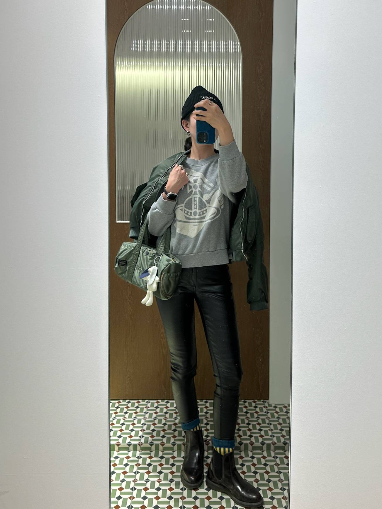 Dr. Martens Flora Smooth Chelsea Boots Black, Porter Tanker Duffle Bag S Sage Green 착용 스타일 - 1