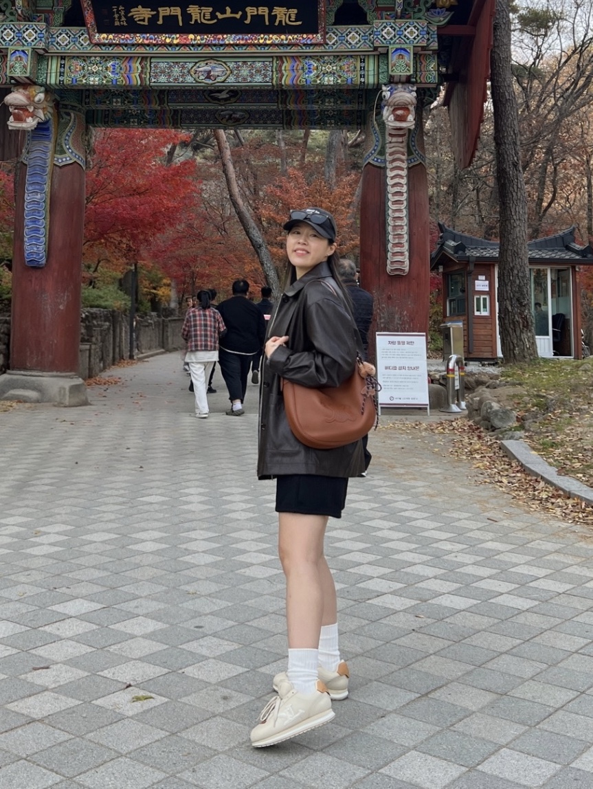 Louis Vuitton LV Buttersoft Sneakers Beige, Celine Heloise Cuir Triomphe Bag in Supple Calfskin Tan 착용 스타일