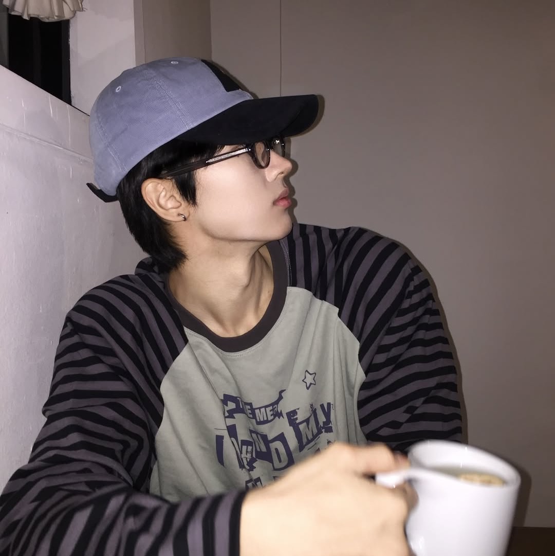 Mea Lettering Striped Raglan Top Mint 착용 스타일 - 1