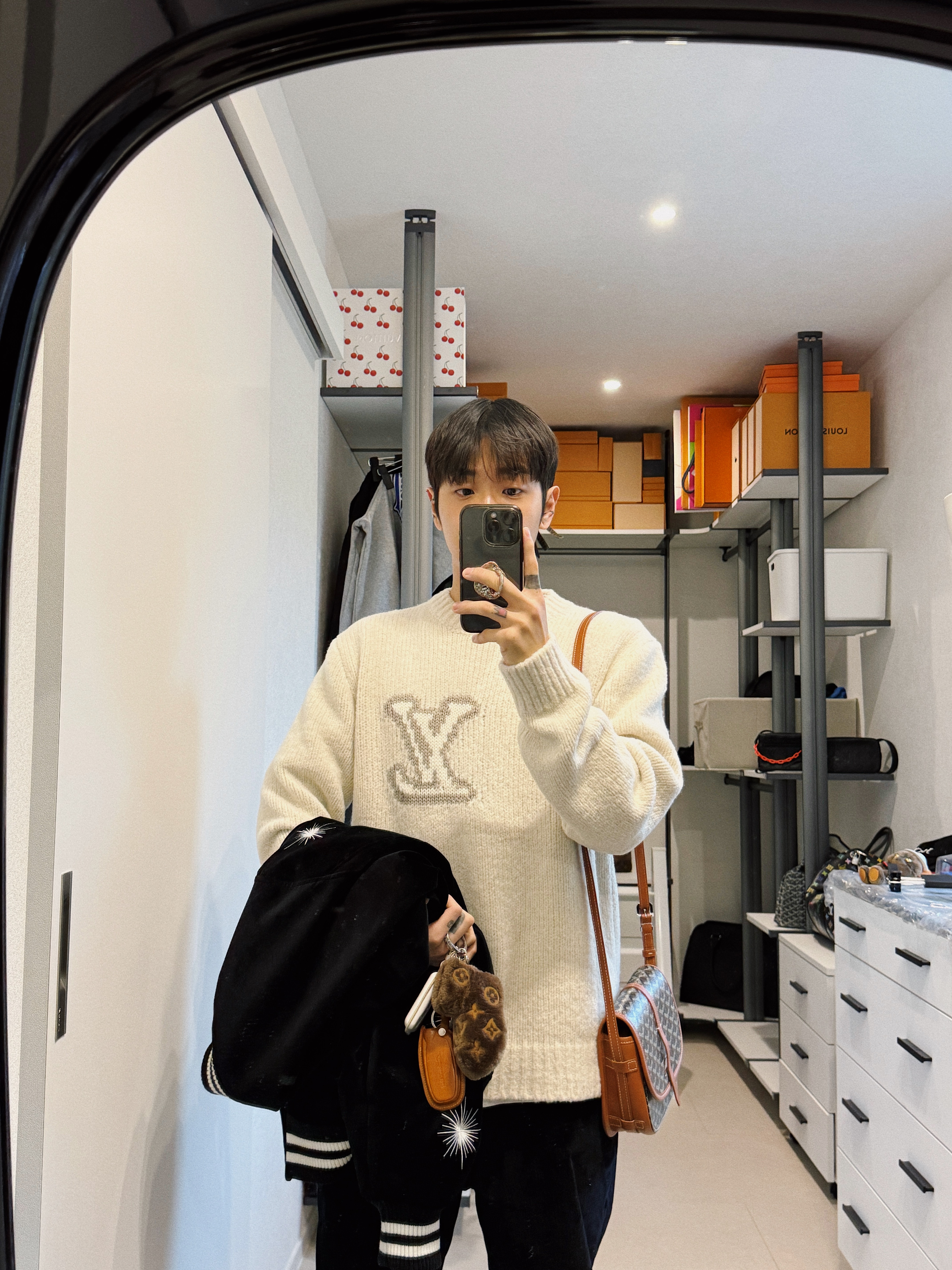 Louis Vuitton LV Intarsia Crewneck Knit Milky White, STU  Embroidery Velvet Denim Pants Black 착용 스타일 - 2