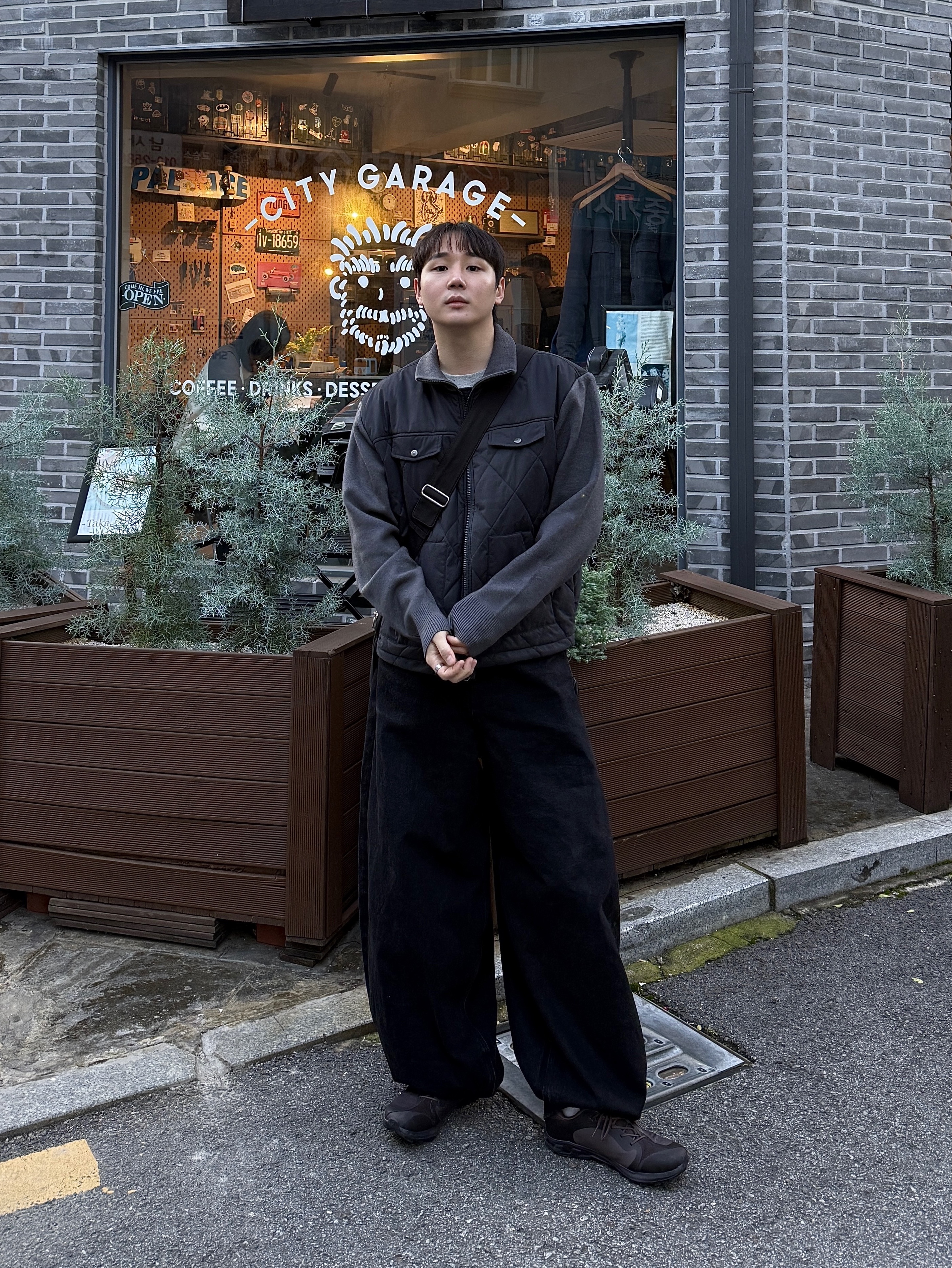 (W) On Running x Post Archive Faction (Paf) Cloudventure Peak Cacao Espresso, Human Made Military Card Case Black 착용 스타일 - 1