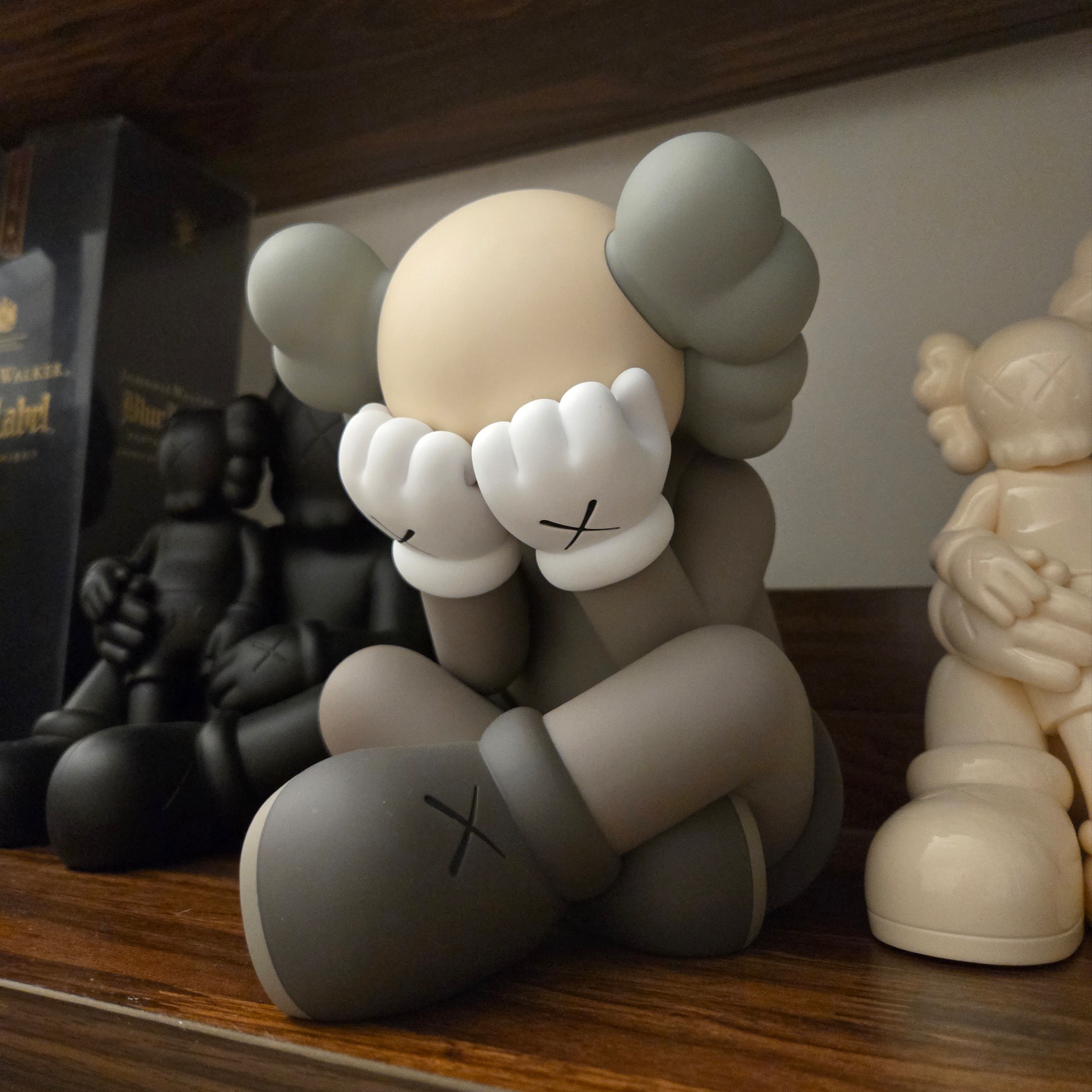 Kaws Separated Vinyl Figure Brown, Kaws Holiday Changbai Mountain Vinyl Figure Black 착용 스타일