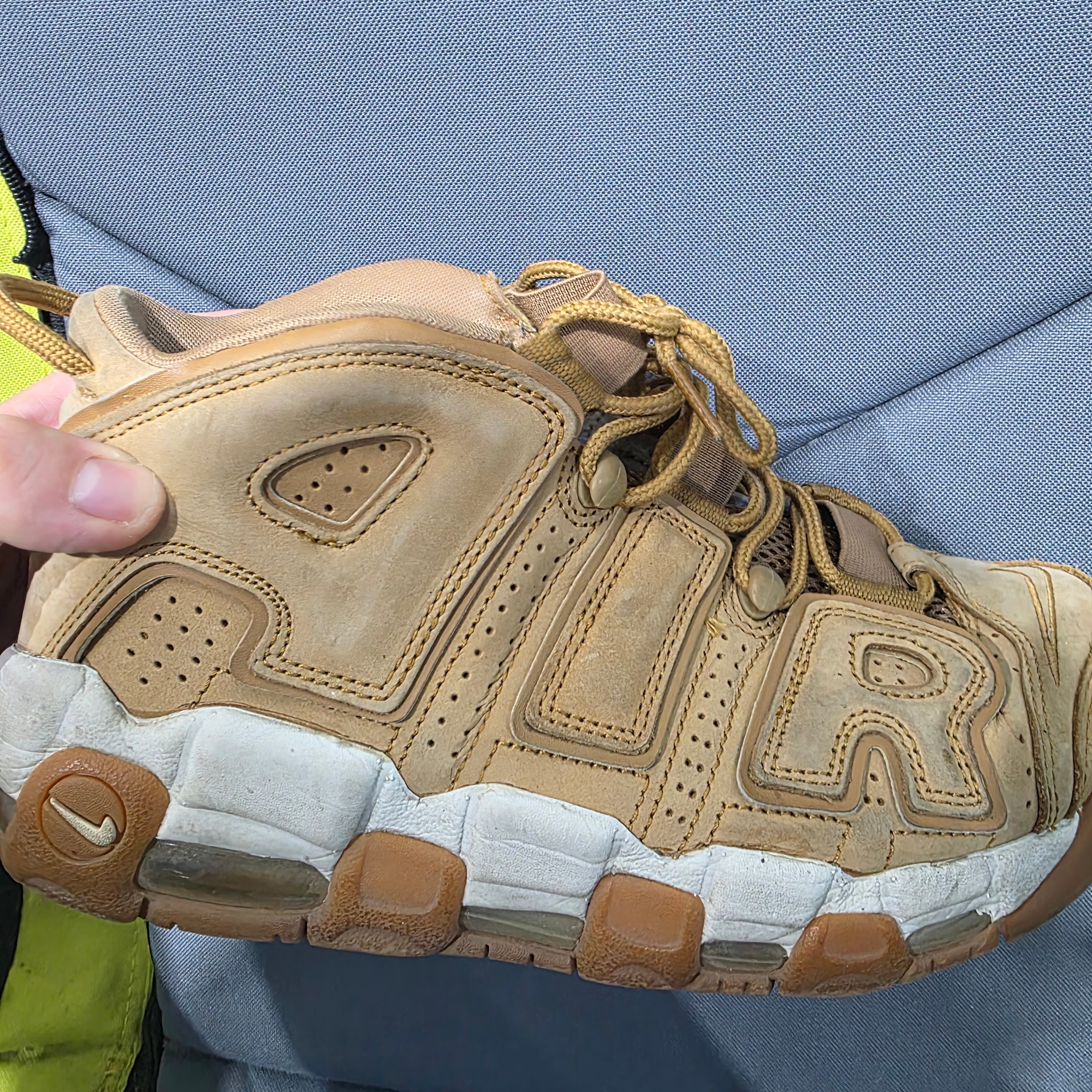 Nike Air More Uptempo Flax 착용 스타일