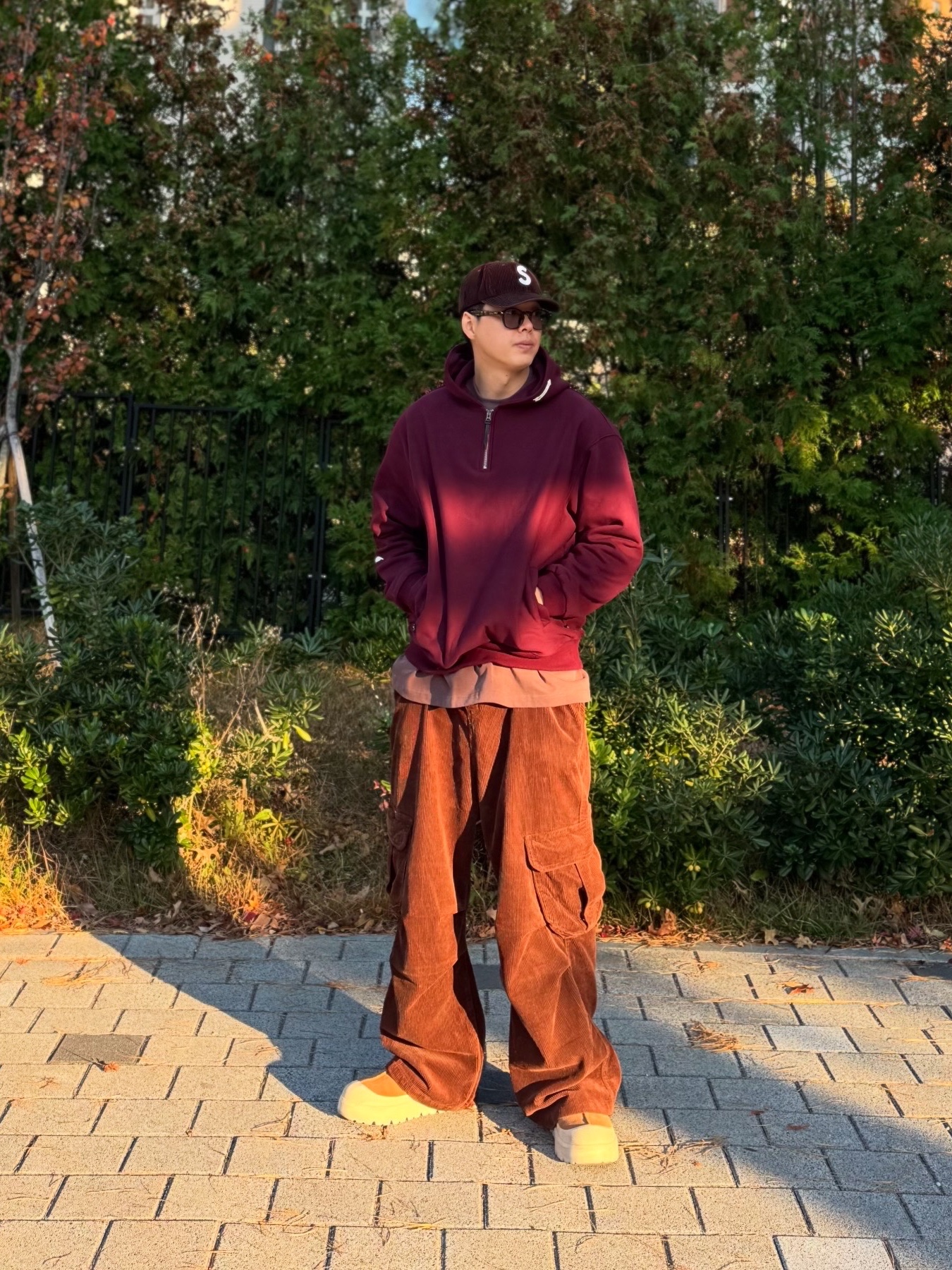 Supreme Corduroy S Logo 6-Panel Dark Brown - 24FW, UGG Tasman Weather Hybrid Chestnut Whitecap 착용 스타일 - 1