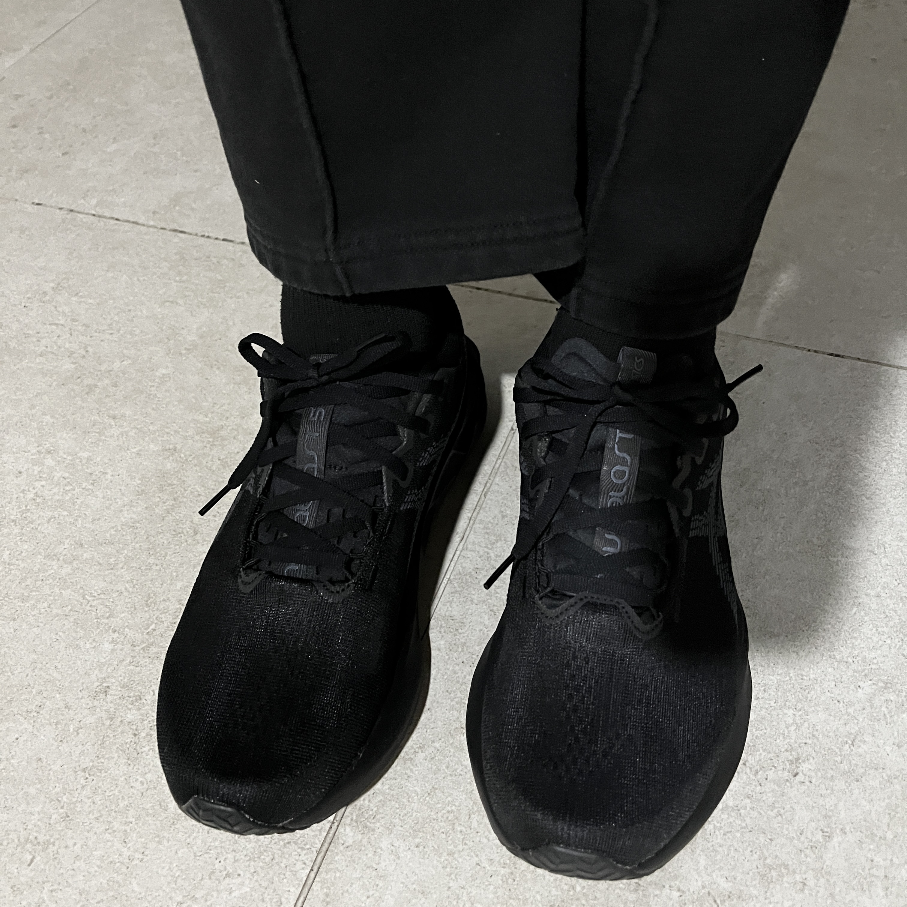 Asics Novablast 5 Black Carrier Grey 착용 스타일