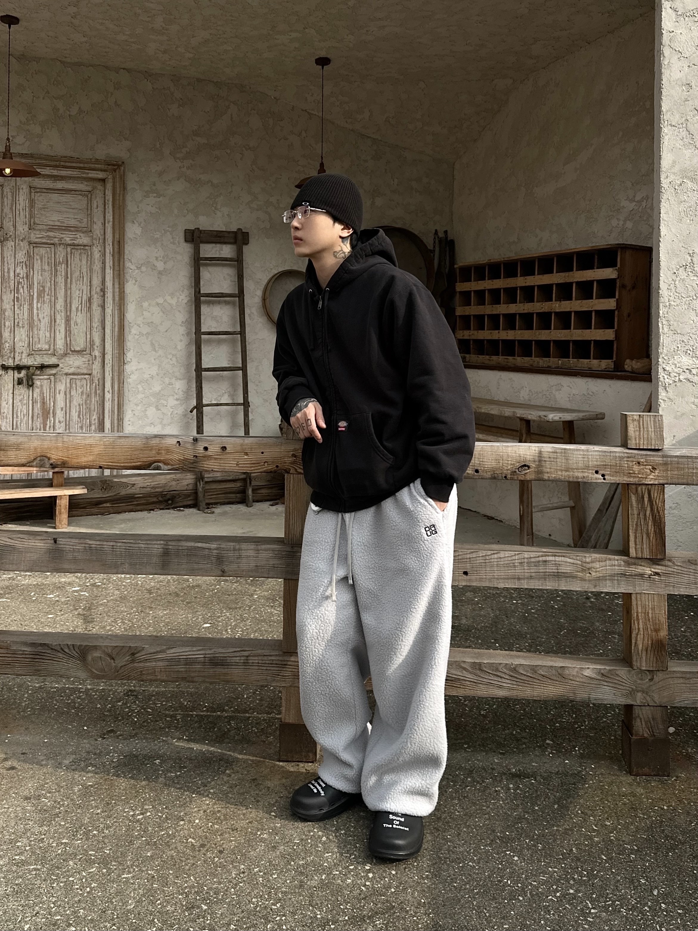 Oakley Session Beanie Blackout, Supreme x Dickies Quilted Lined Zip Up Hooded Sweatshirt Black - 25FW 착용 스타일