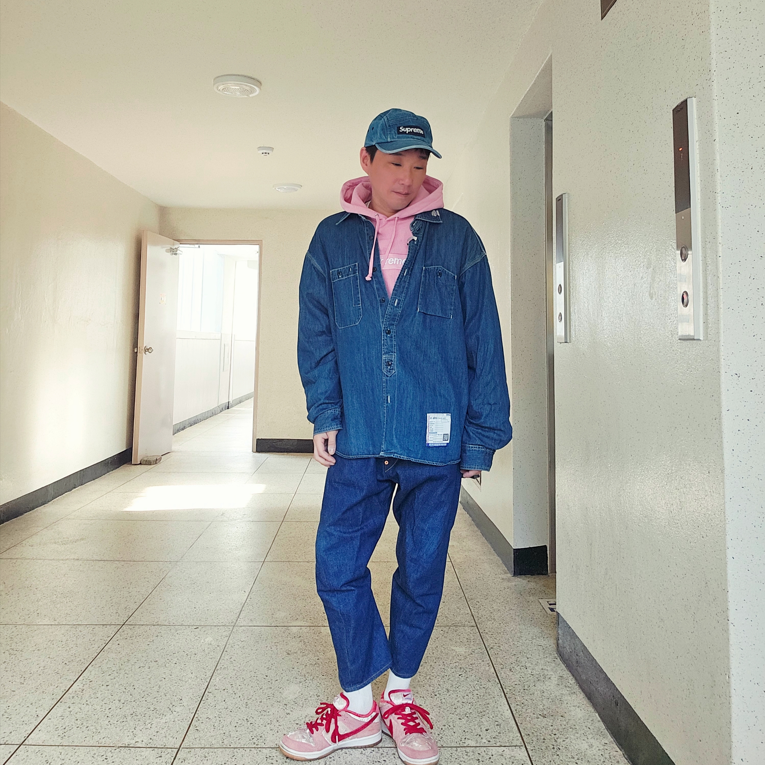 Supreme Washed Chino Twill Camp Cap Denim - 24FW, Nike x StrangeLove SB Dunk Low Pink (Regular Box) 착용 스타일 - 2