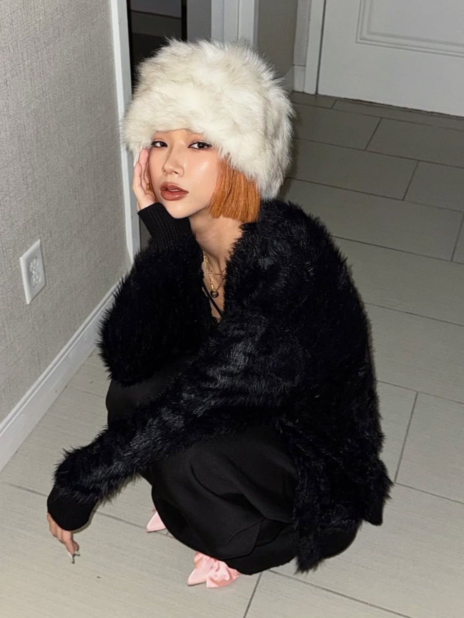 PHOS333 Hairy Cardigan Black, PHOS333 Hairy Cardigan Beige 착용 스타일 - 4