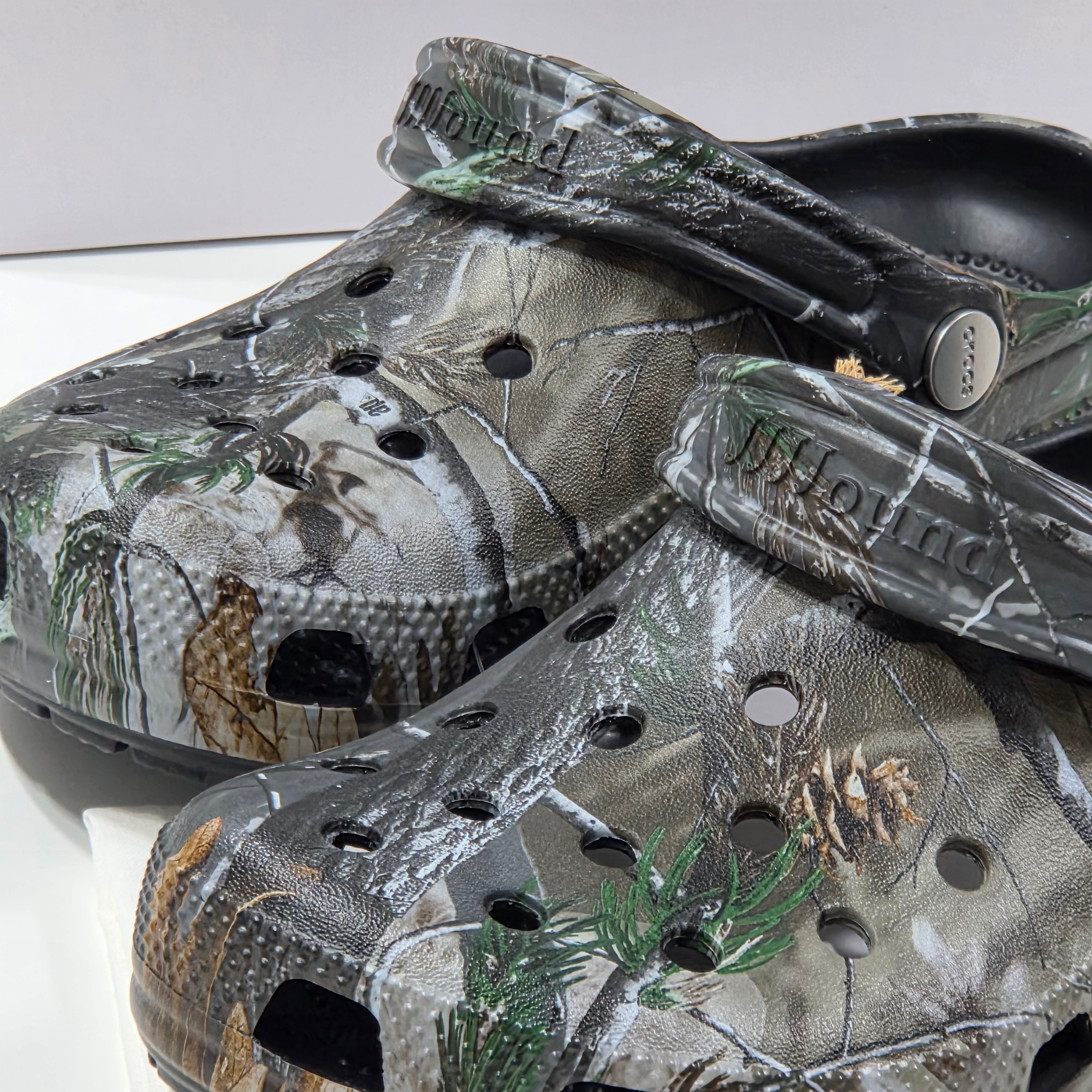 Crocs x JJJJound Classic Clog Realtree Black, Crocs x JJJJound Classic Clog Slate Grey 착용 스타일 - 3