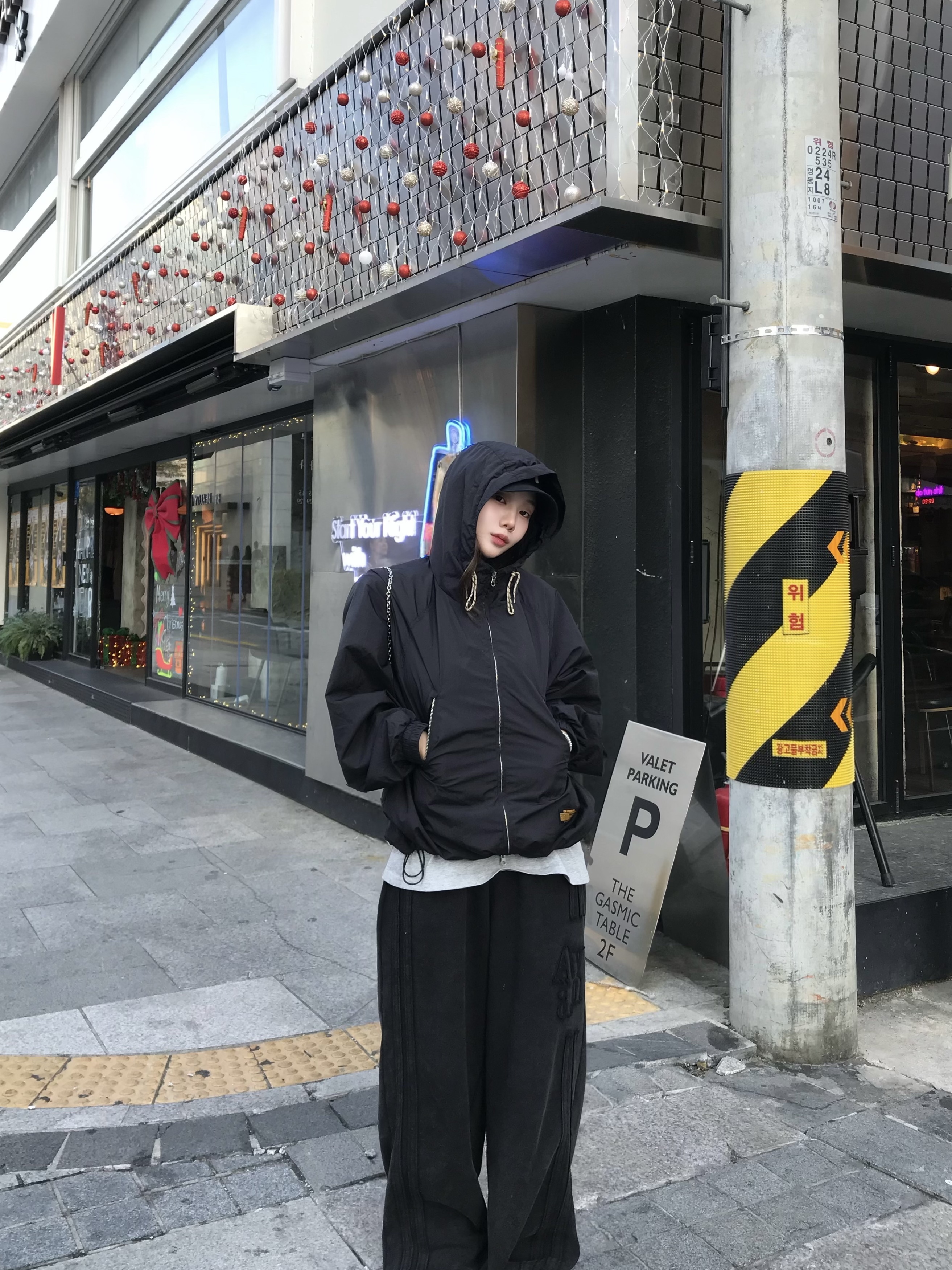 QT8 GARMENTS Nostalgia Windbreaker Black 착용 스타일 - 4