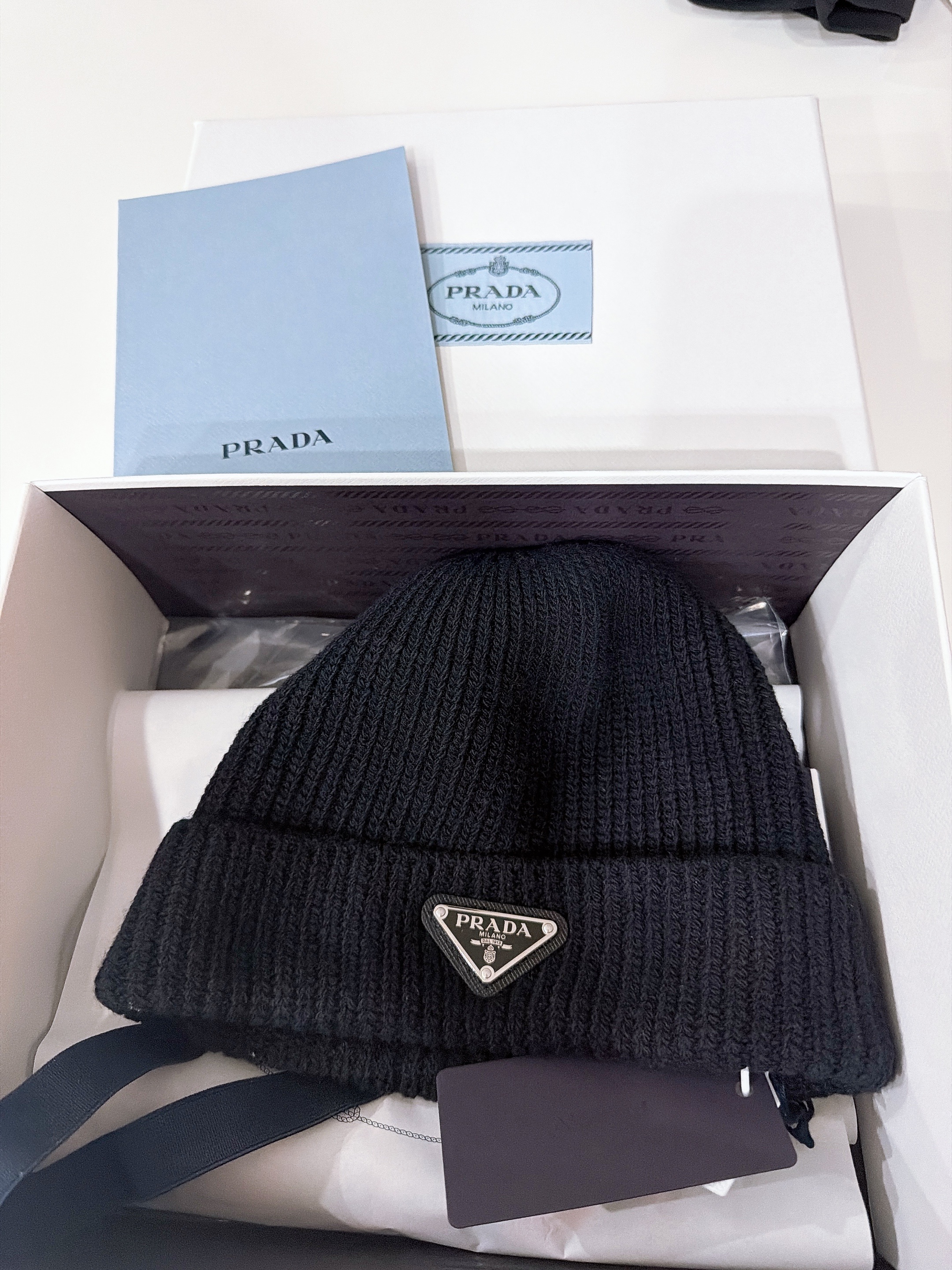 Prada Wool Cashmere Beanie Blue 착용 스타일 - 2