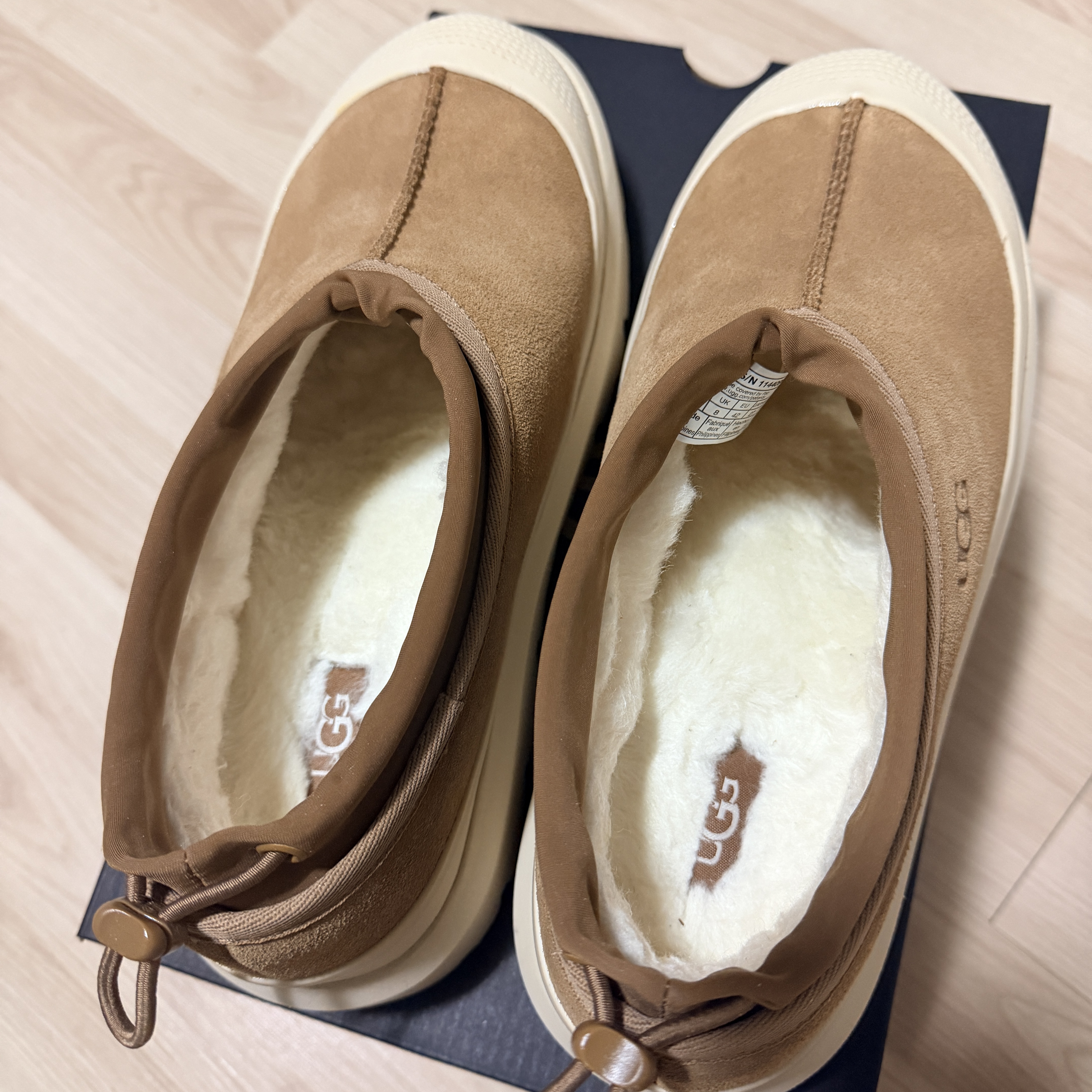UGG Tasman Weather Hybrid Chestnut Whitecap 착용 스타일 - 2