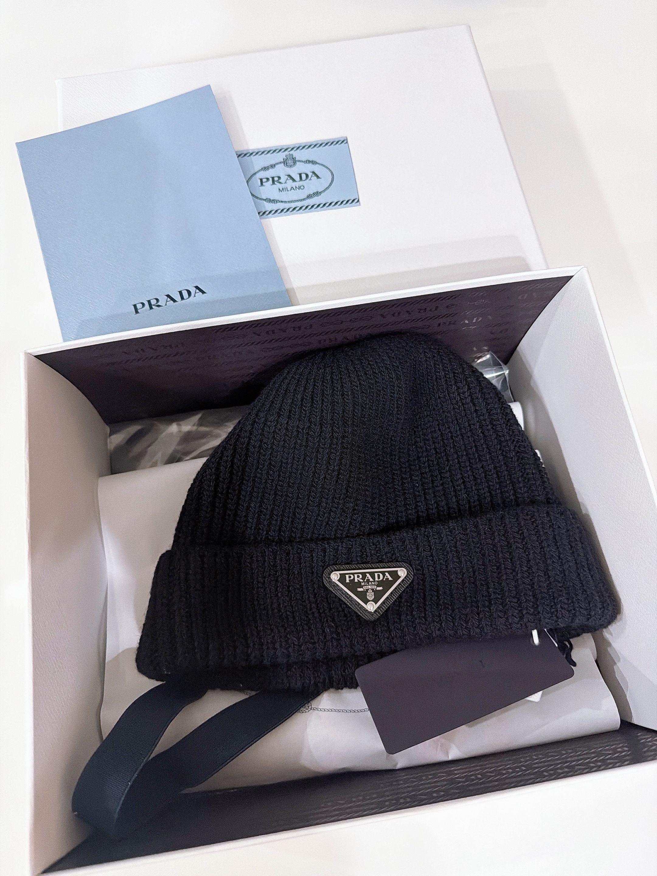 Prada Wool Cashmere Beanie Blue 착용 스타일 - 1