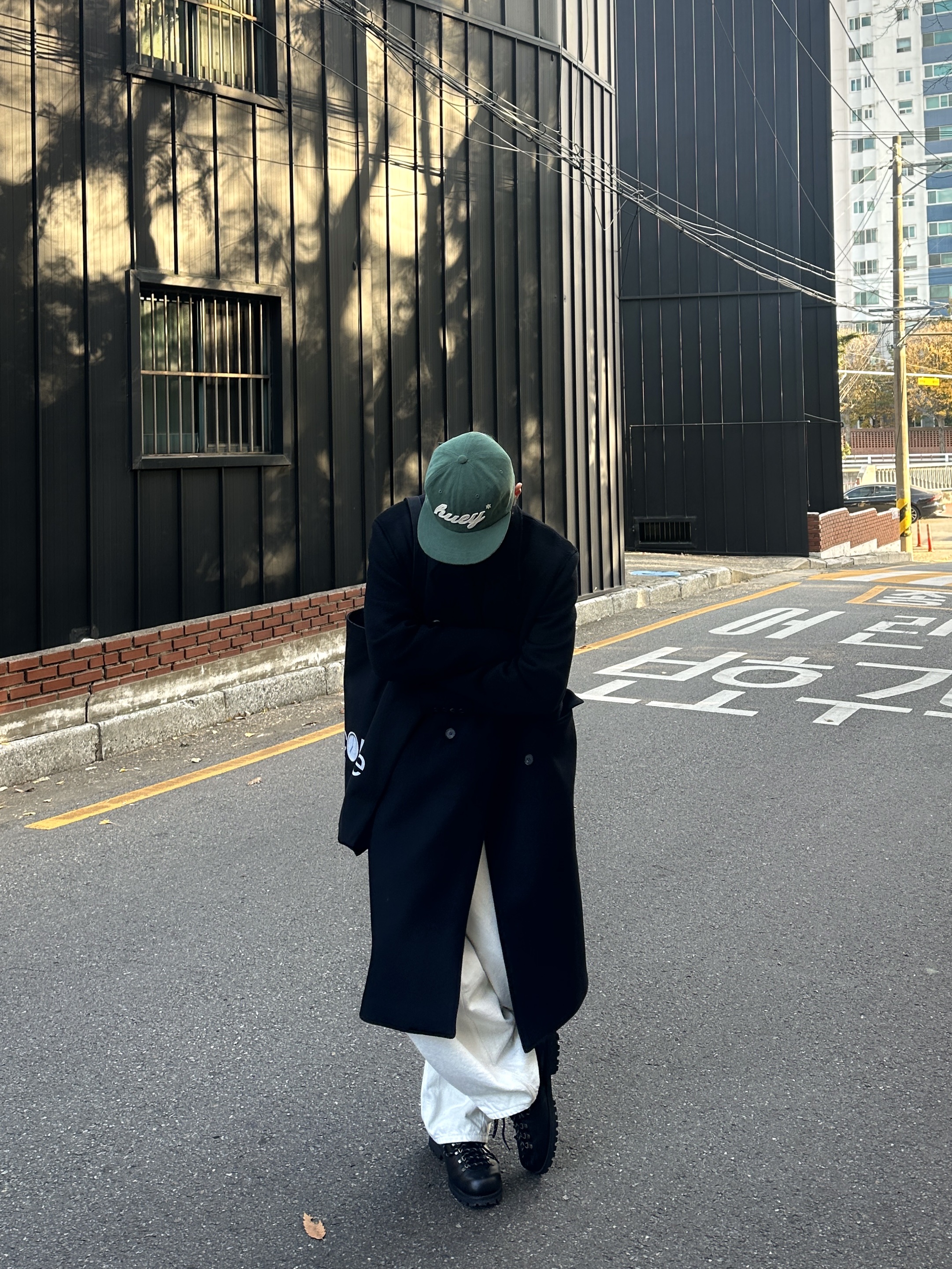 noun Wide Curved Denim Pants White, Romantic Move Oat Mountain Oil Black 착용 스타일 - 3