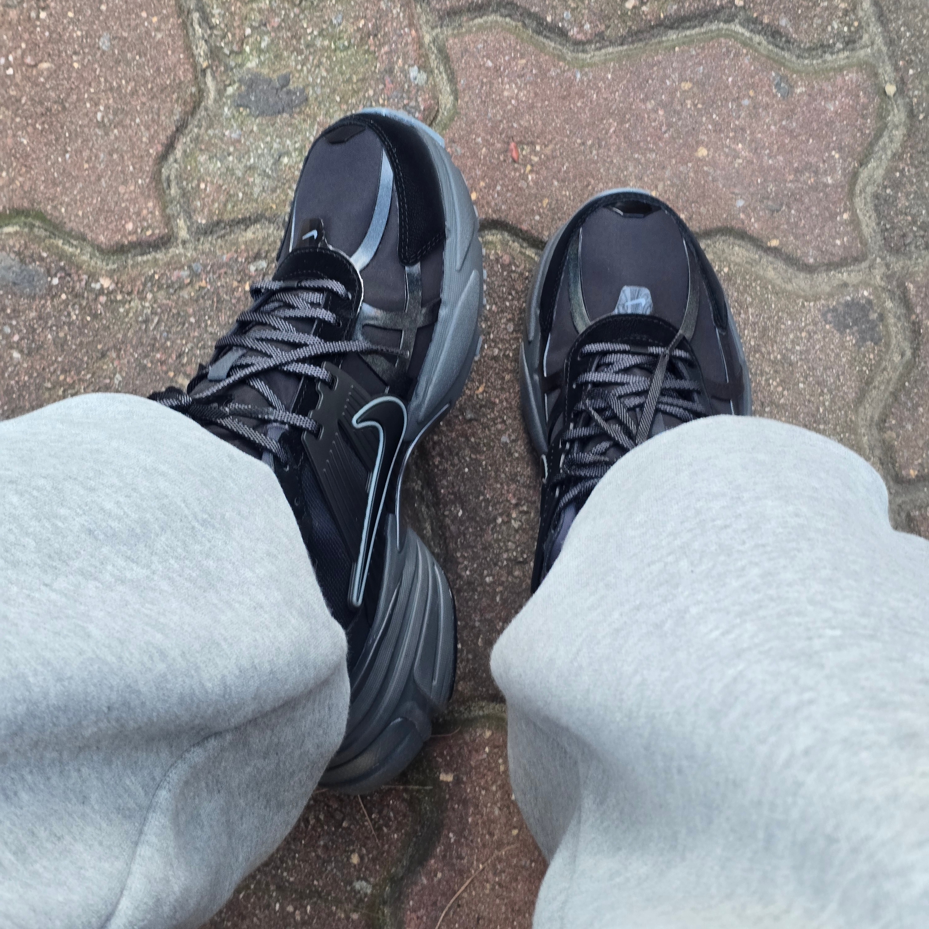 (W) Nike V2K Run Gore-Tex Black Iron Grey 착용 스타일 - 2
