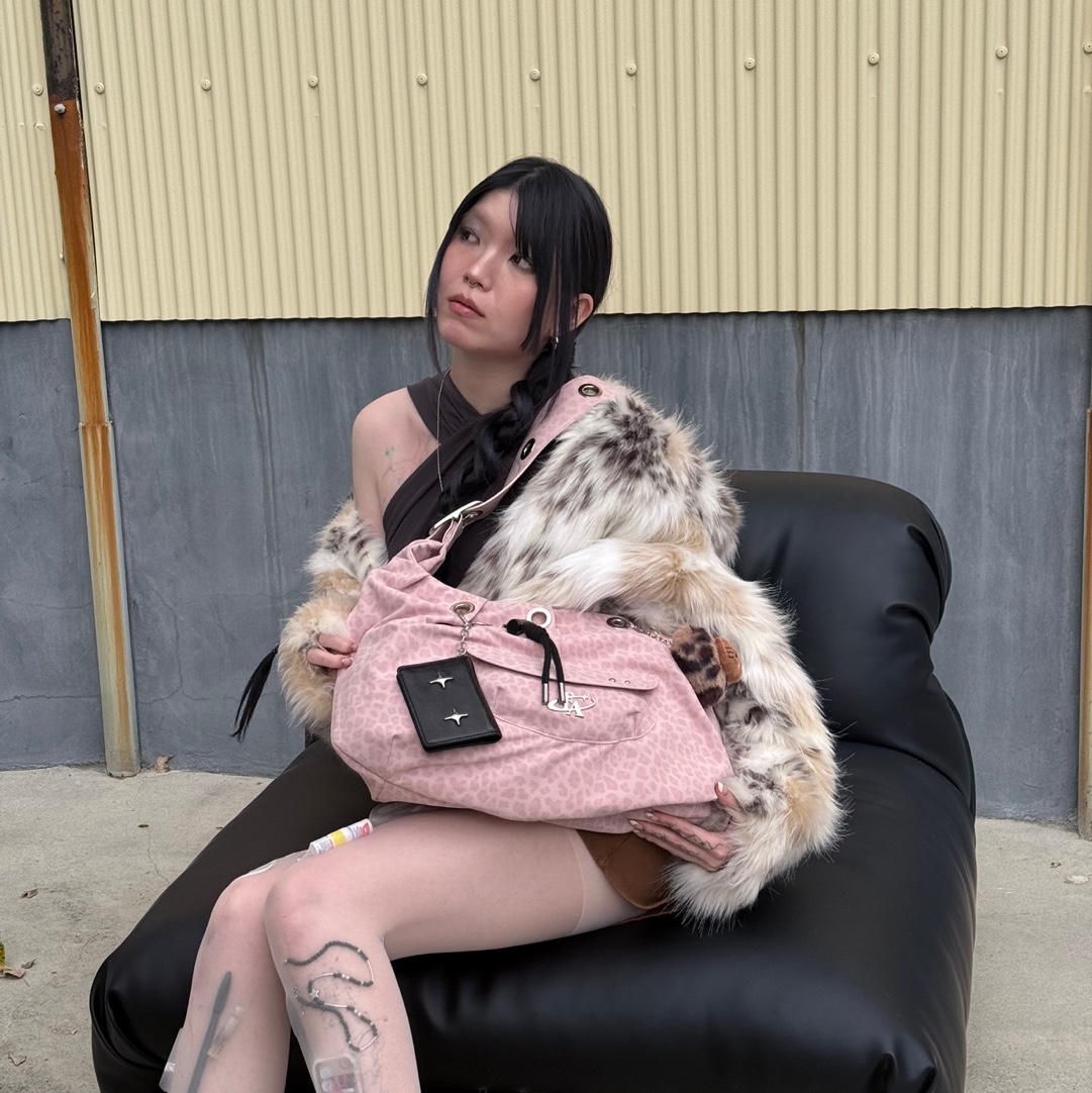 For Appeal Carry All Large Hobo Bag Leopard Pink, For Appeal Carry All Large Hobo Bag Choco Charcoal 착용 스타일 - 1