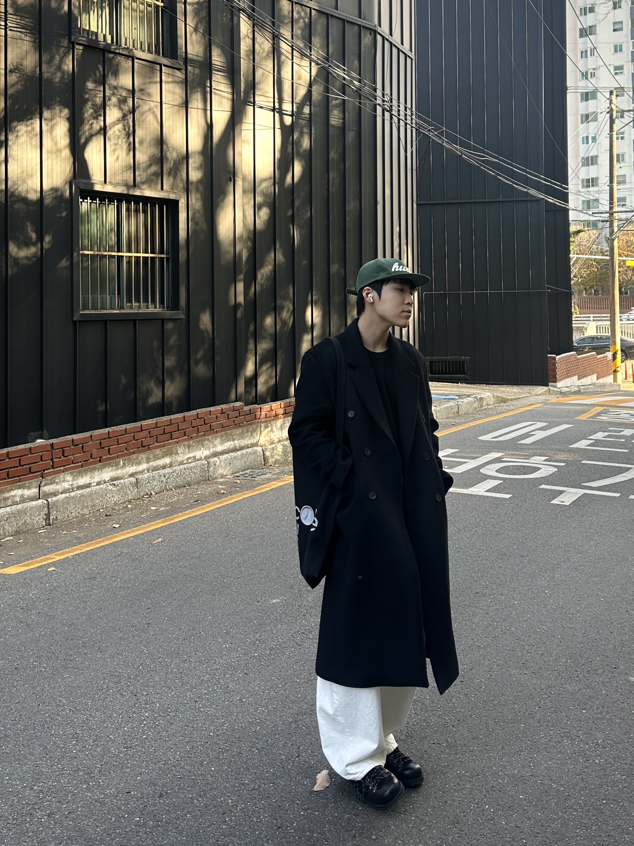 noun Wide Curved Denim Pants White, Romantic Move Oat Mountain Oil Black 착용 스타일 - 2