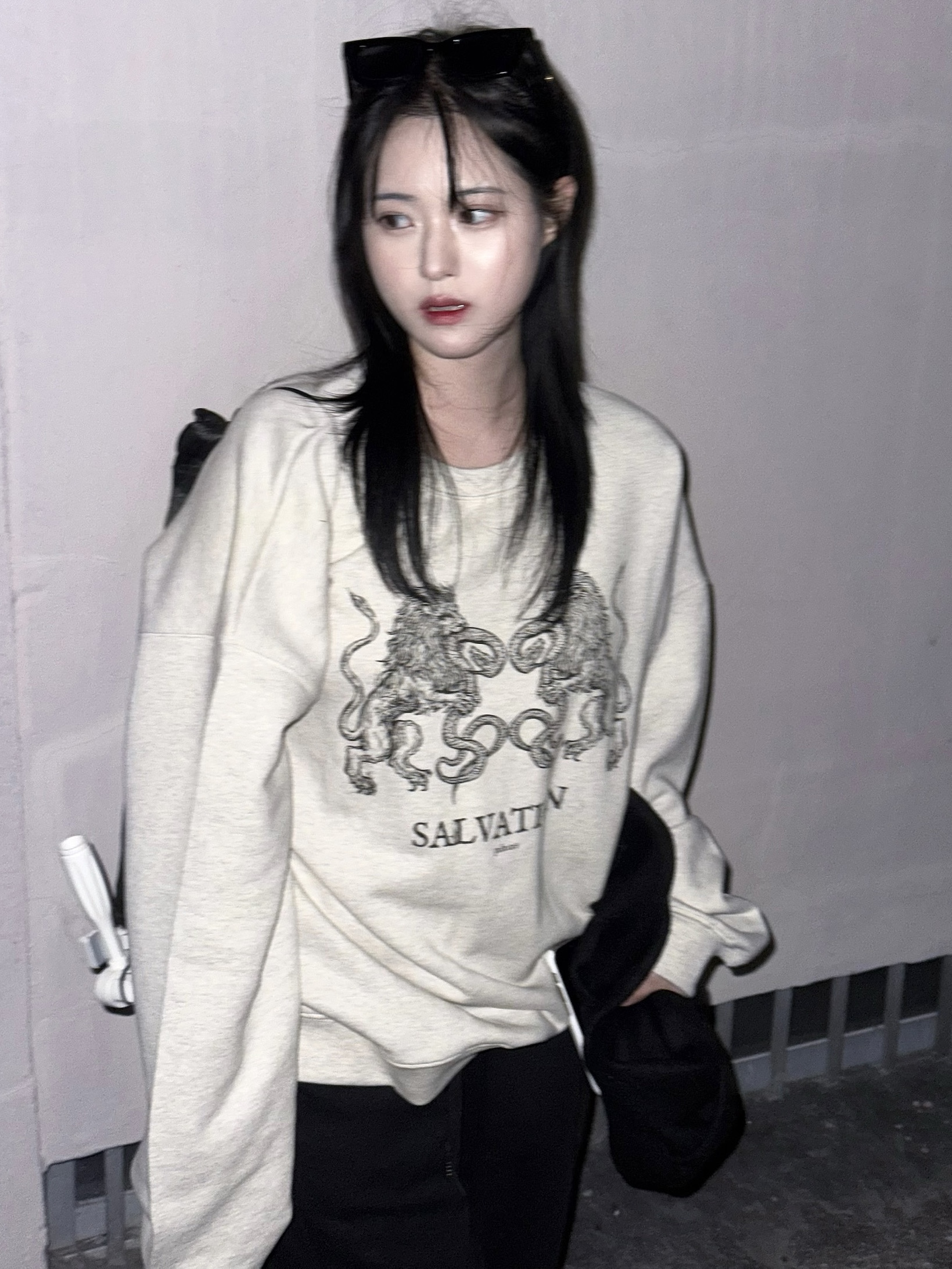PHOS333 Salvation Lion Sweatshirt Melange Grey, PHOS333 Salvation Lion Sweatshirt Oatmeal 착용 스타일 - 3