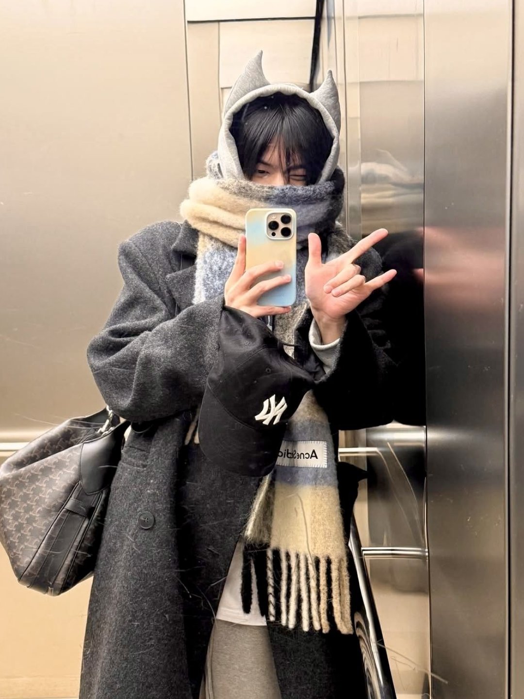 Burberry Classic Check Cashmere Muffler Navy, Acne Studios Checked Muffler Electric Blue Beige 착용 스타일 - 3