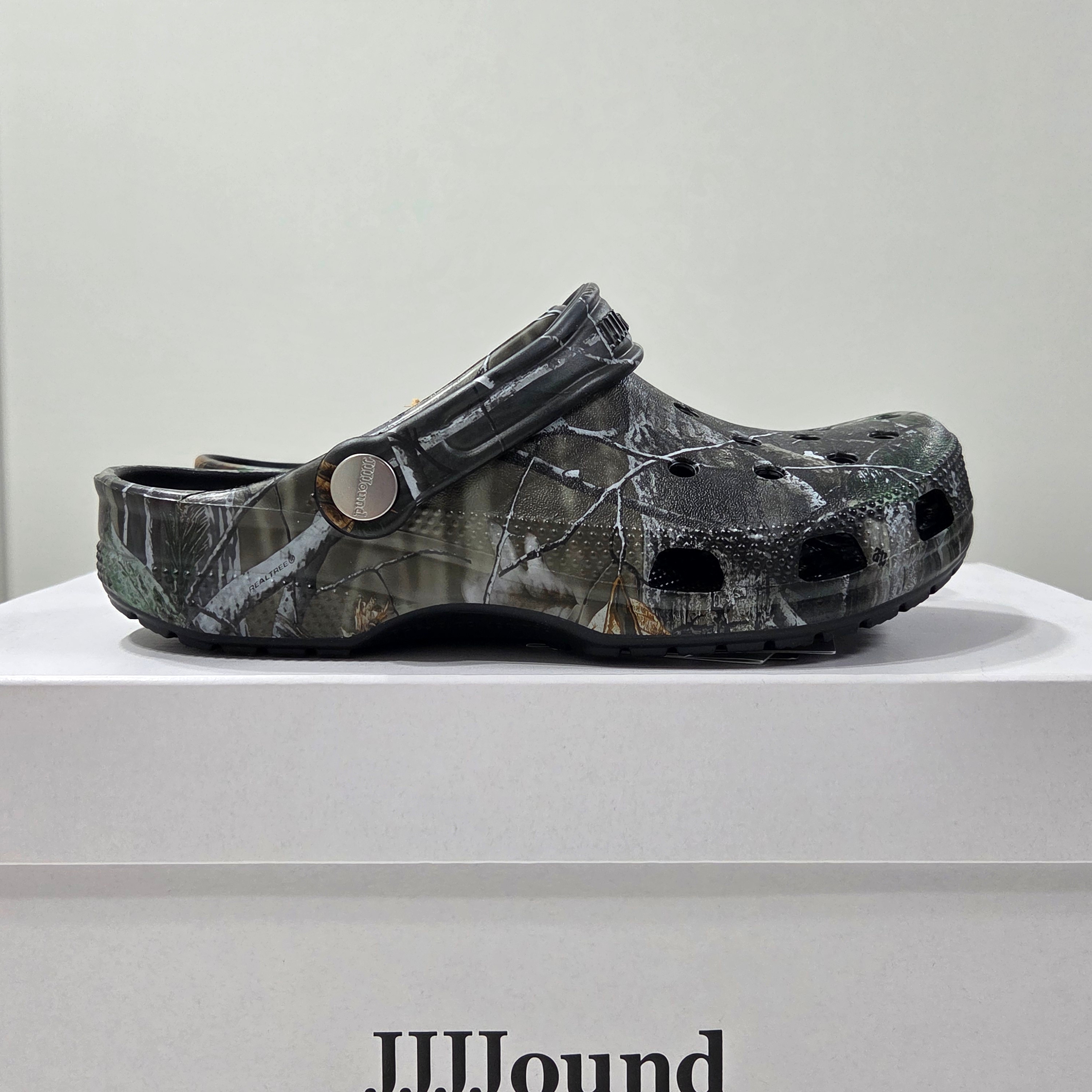 Crocs x JJJJound Classic Clog Realtree Black, Crocs x JJJJound Classic Clog Slate Grey 착용 스타일 - 1