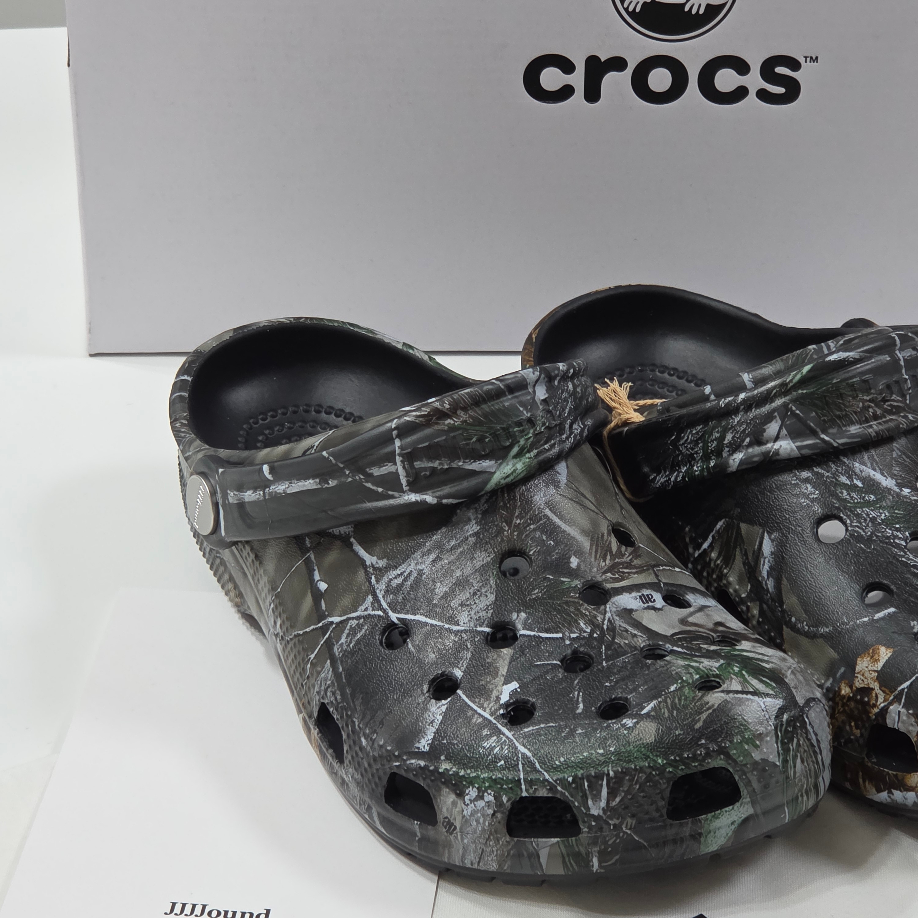 Crocs x JJJJound Classic Clog Realtree Black, Crocs x JJJJound Classic Clog Slate Grey 착용 스타일 - 5
