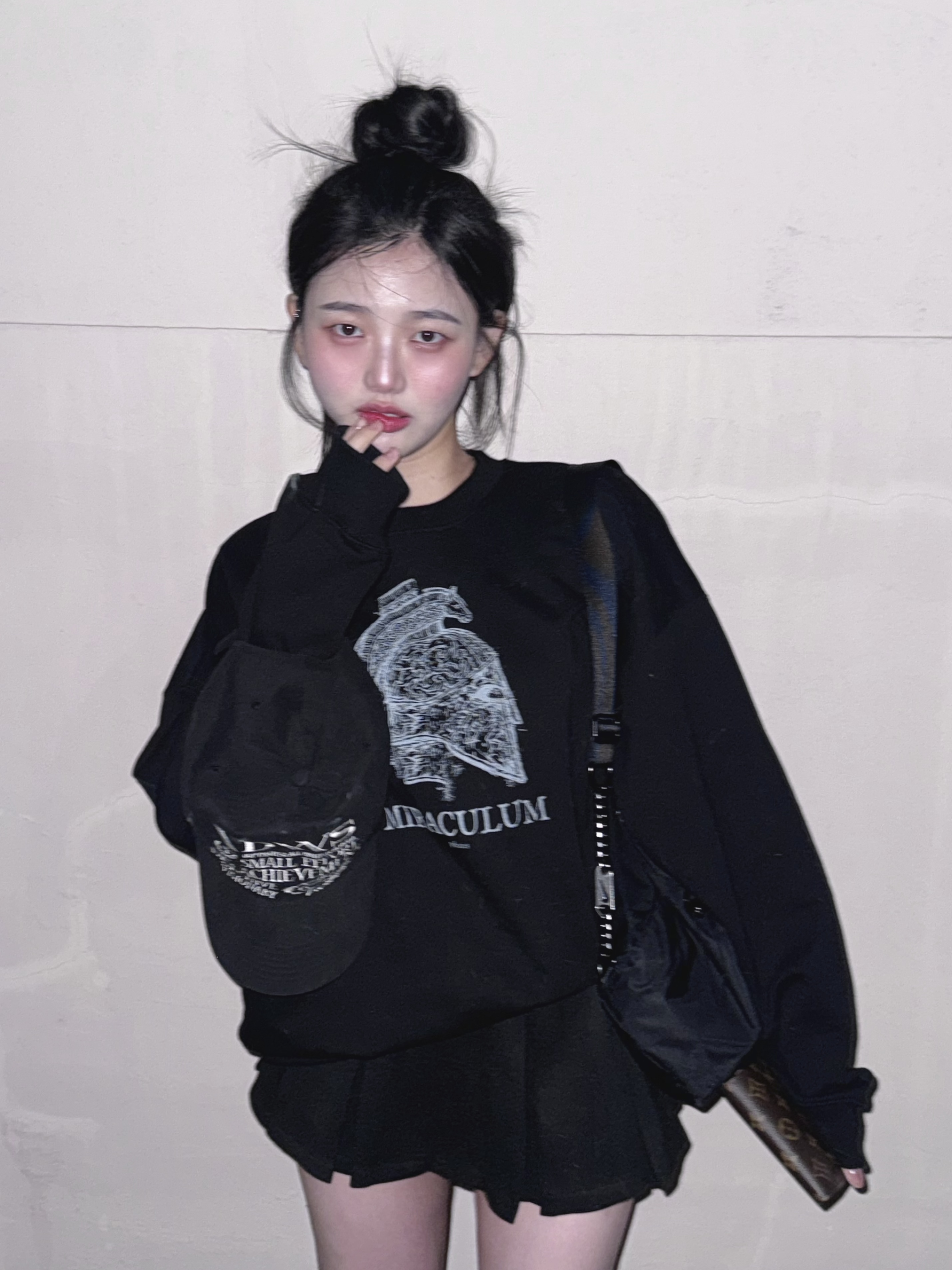 PHOS333 Miraculum Bascinet Sweatshirt Black, PHOS333 Miraculum Bascinet Sweatshirt Oatmeal 착용 스타일 - 3