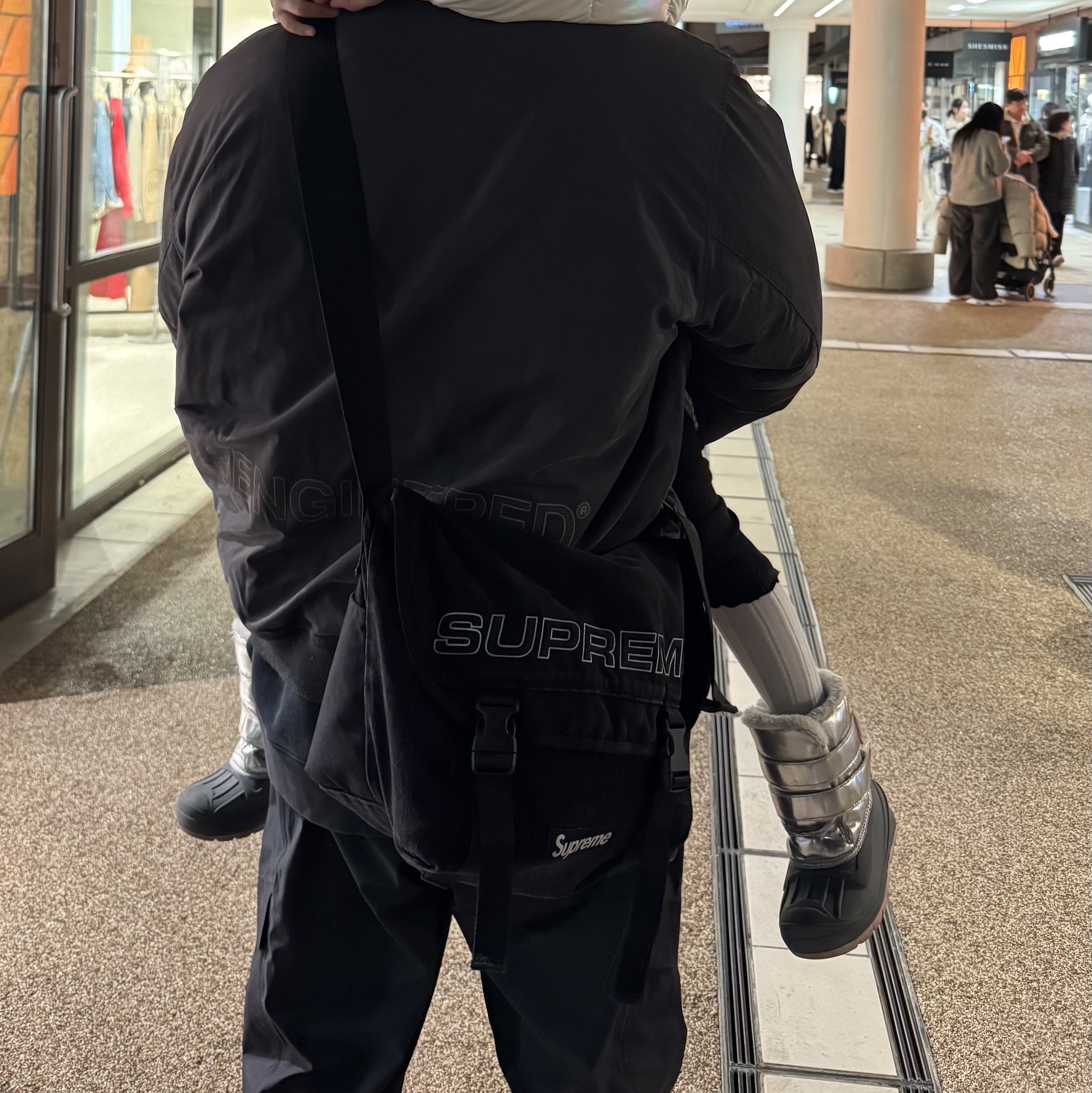 Supreme Denim Messenger Bag Black - 25FW 착용 스타일