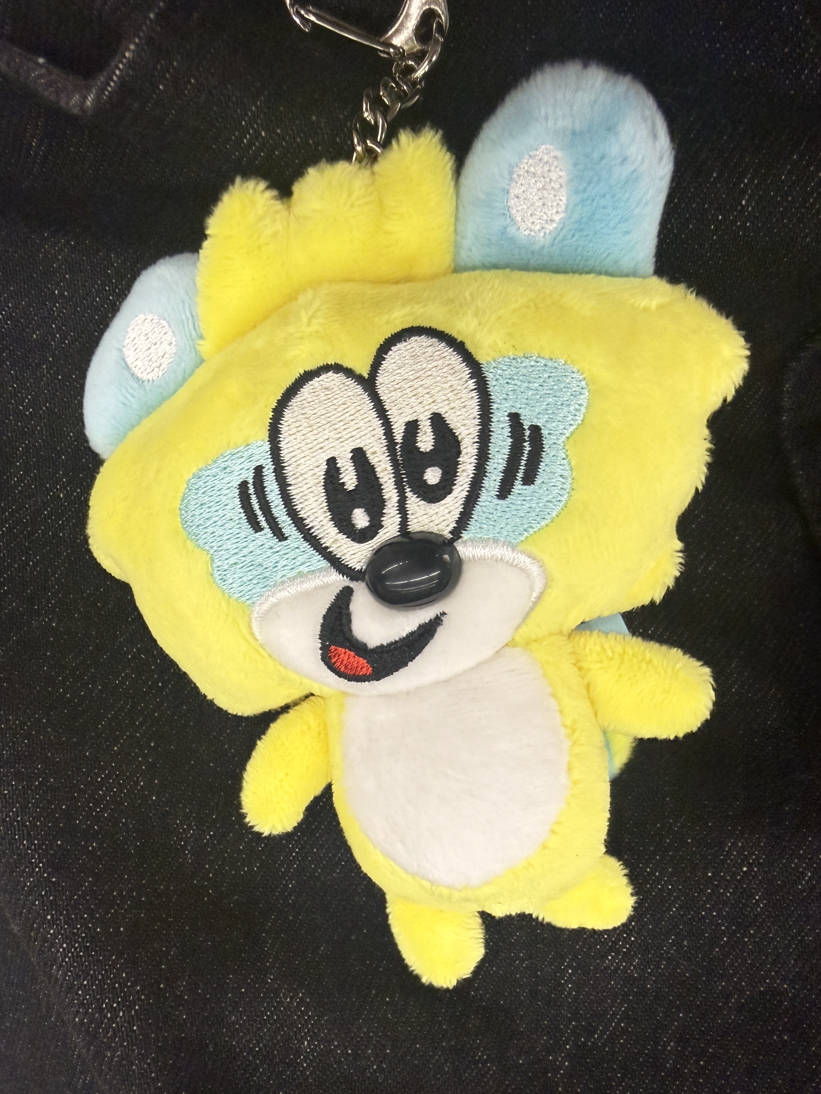 Verdy x Loco Scraps Plush Keychain Yellow 착용 스타일 - 5