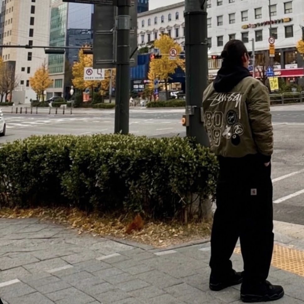 Jordan 4 Retro Black Cat 2025, Nike x Stussy Reversible Jacket Medium Olive (FJ9153-222) 착용 스타일