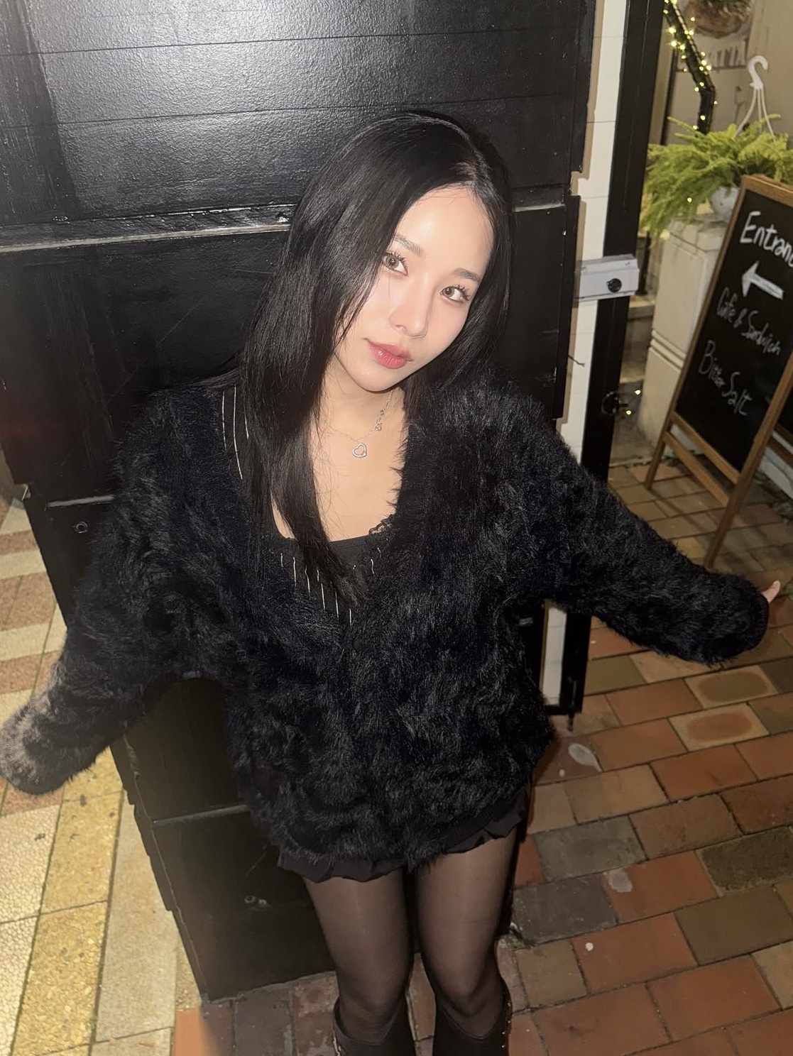 PHOS333 Hairy Cardigan Black, PHOS333 Hairy Cardigan Beige 착용 스타일 - 3