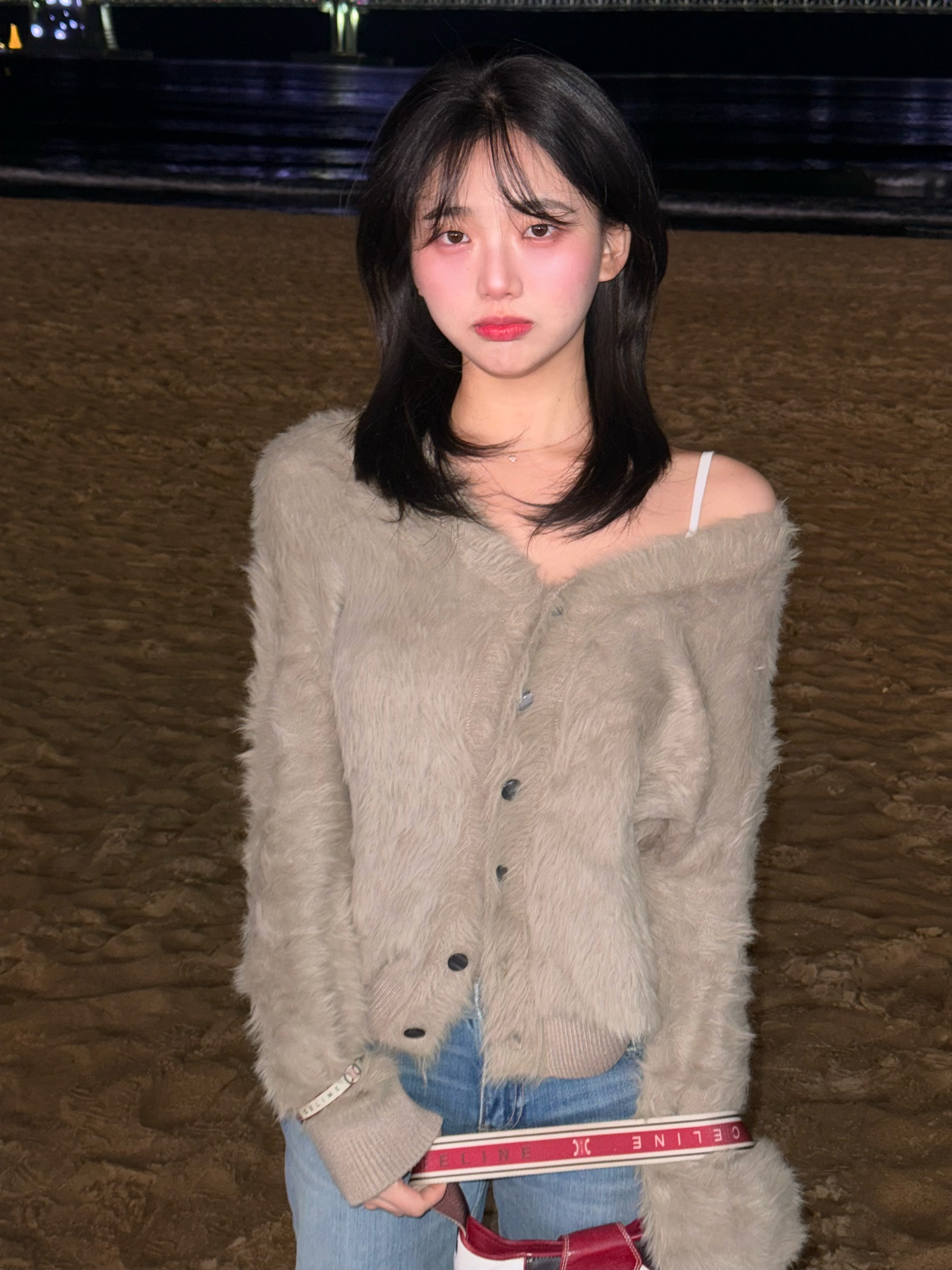 PHOS333 Hairy Cardigan Beige, PHOS333 Hairy Cardigan Blue Grey 착용 스타일 - 1