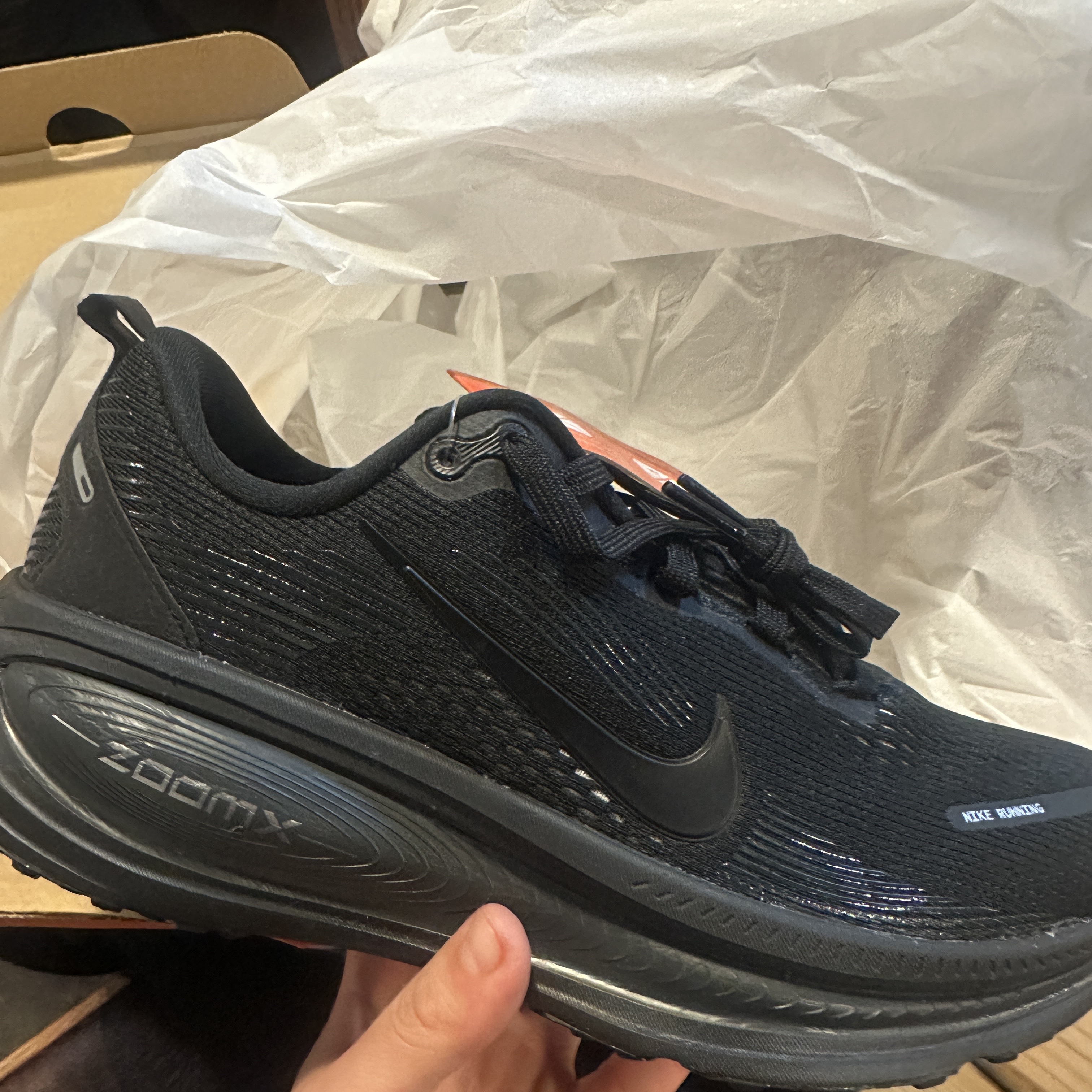 Nike Vomero 18 Black Dark Smoke Grey 착용 스타일