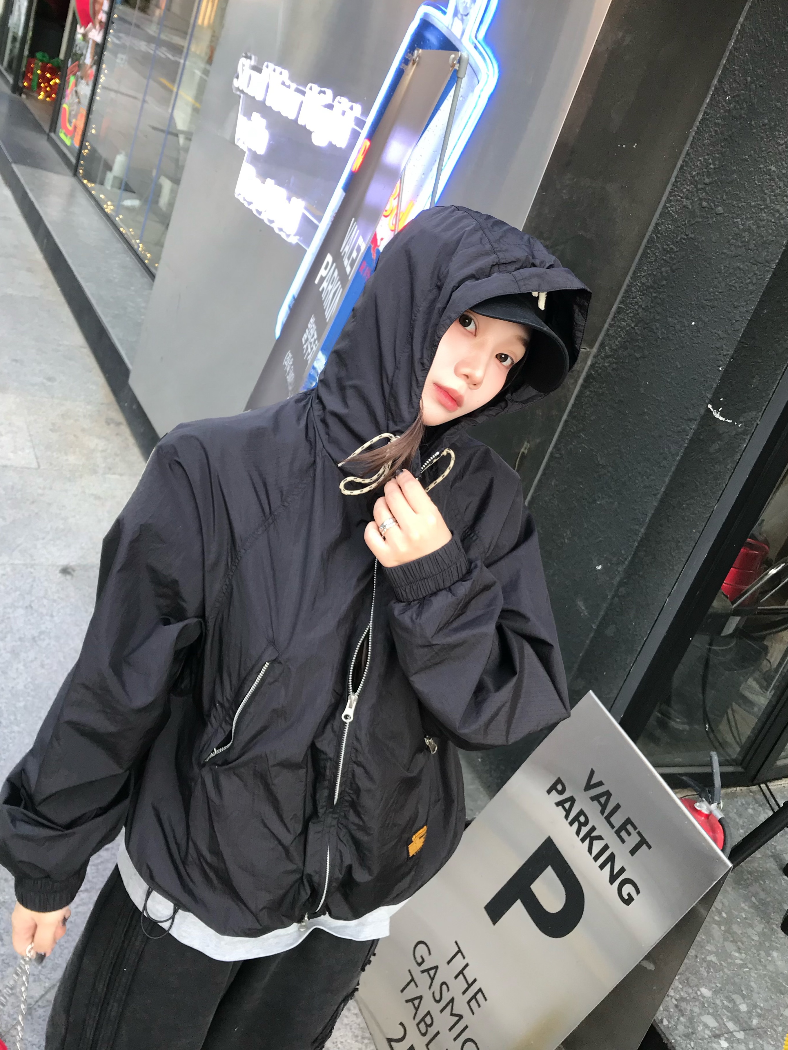 QT8 GARMENTS Nostalgia Windbreaker Black 착용 스타일 - 1