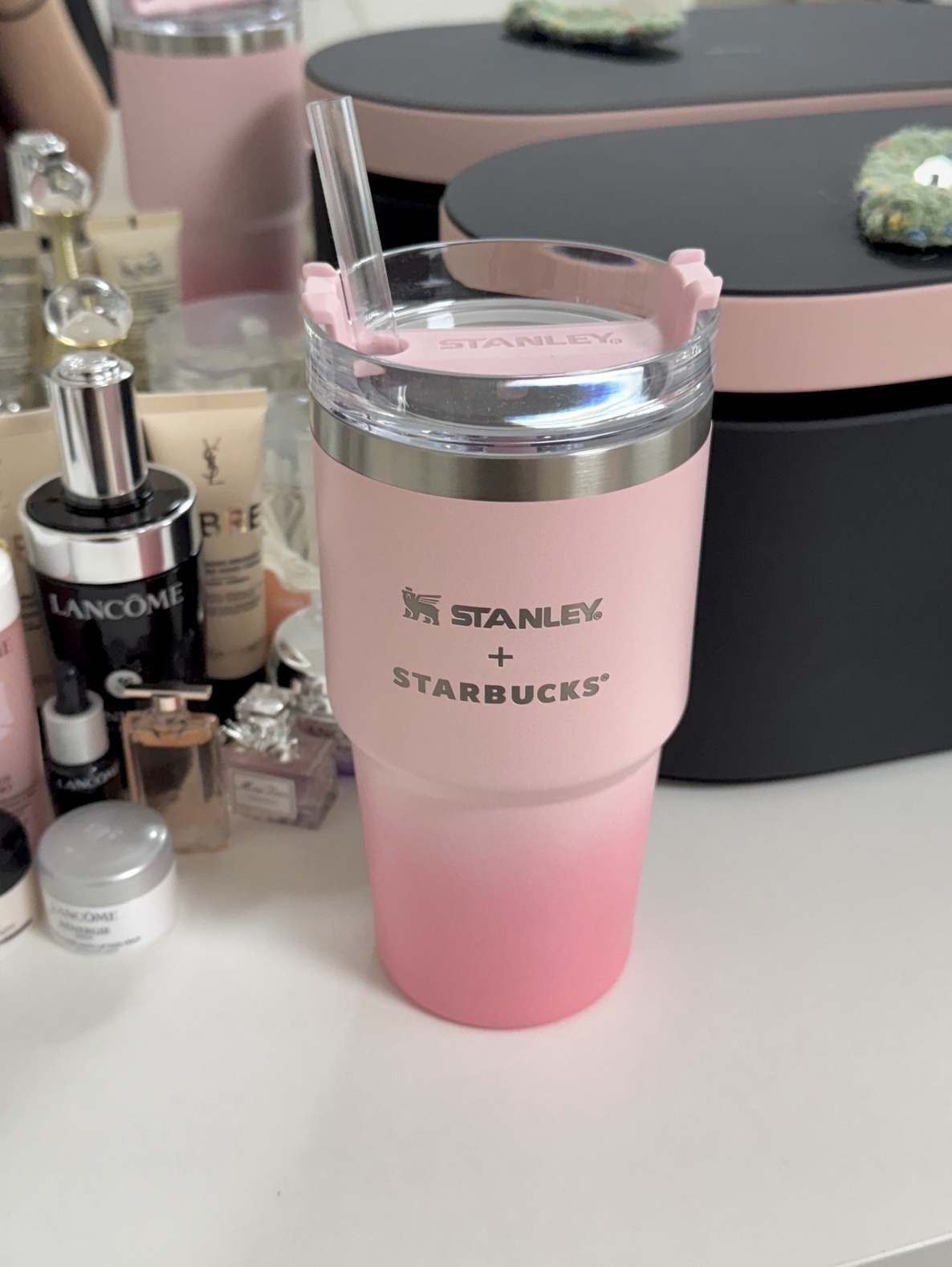 Starbucks SS Holiday Friends Quencher Tumbler 591ml, Starbucks SS Dante Tumbler Mocha Mousse 710ml 착용 스타일 - 1