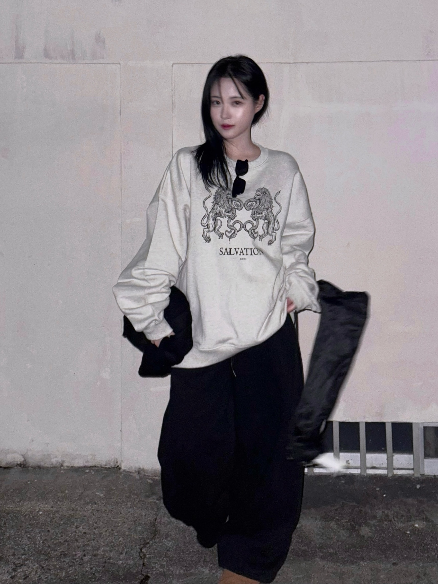 PHOS333 Salvation Lion Sweatshirt Melange Grey, PHOS333 Salvation Lion Sweatshirt Oatmeal 착용 스타일 - 2