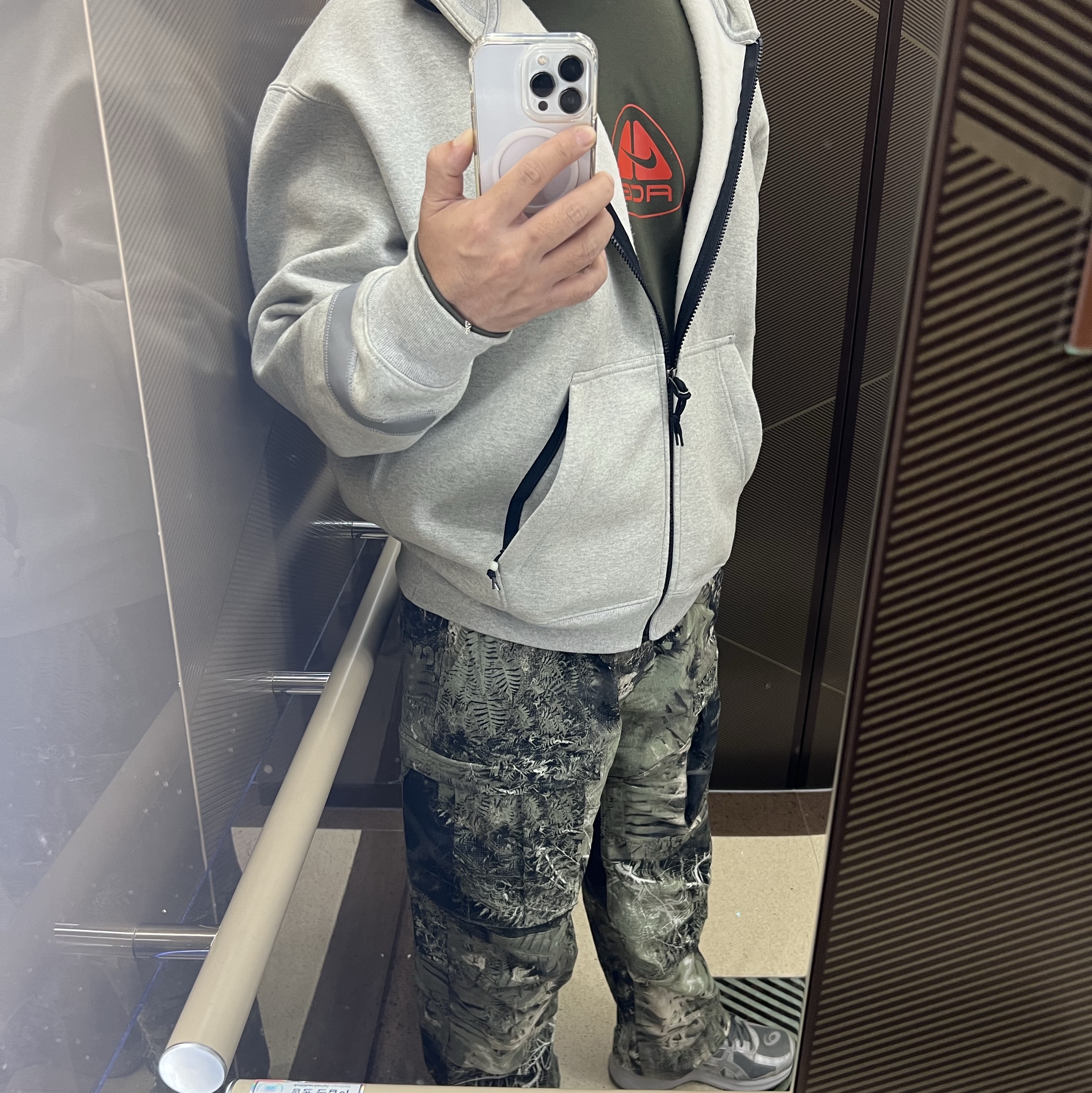 Asics Jog 100 S SMU Sheet Rock Pure Silver - 2E Wide, Nike ACG Smith Summit Allover Print Cargo Pants Oil Green - Asia 착용 스타일