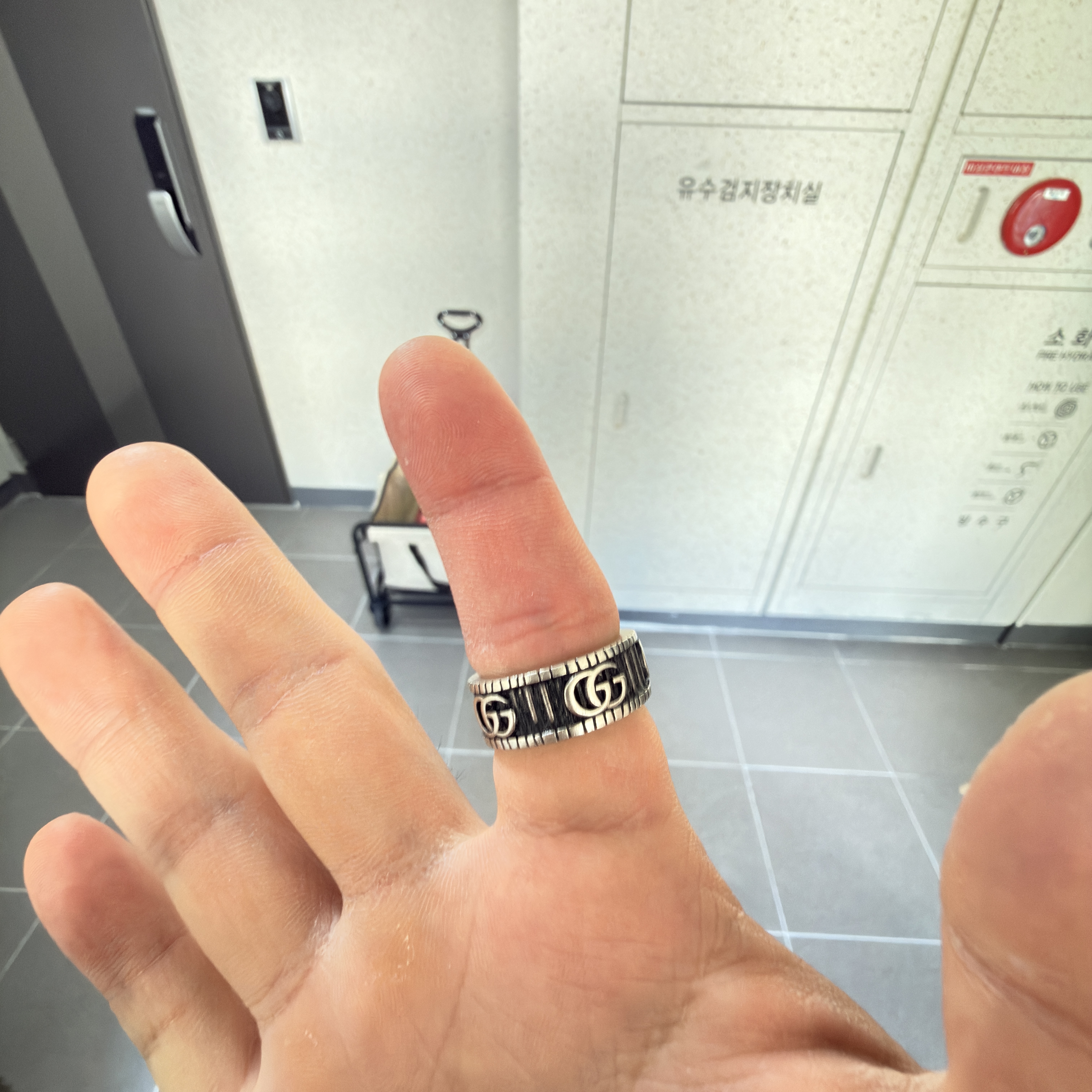 Gucci Ring with Double G Silver 착용 스타일 - 2