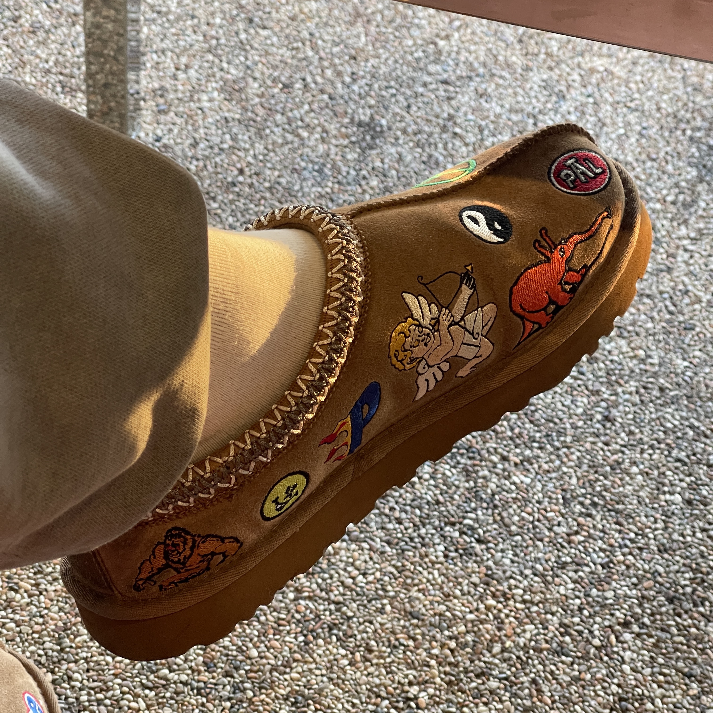 UGG x Palace Tasman Slipper Chestnut 착용 스타일