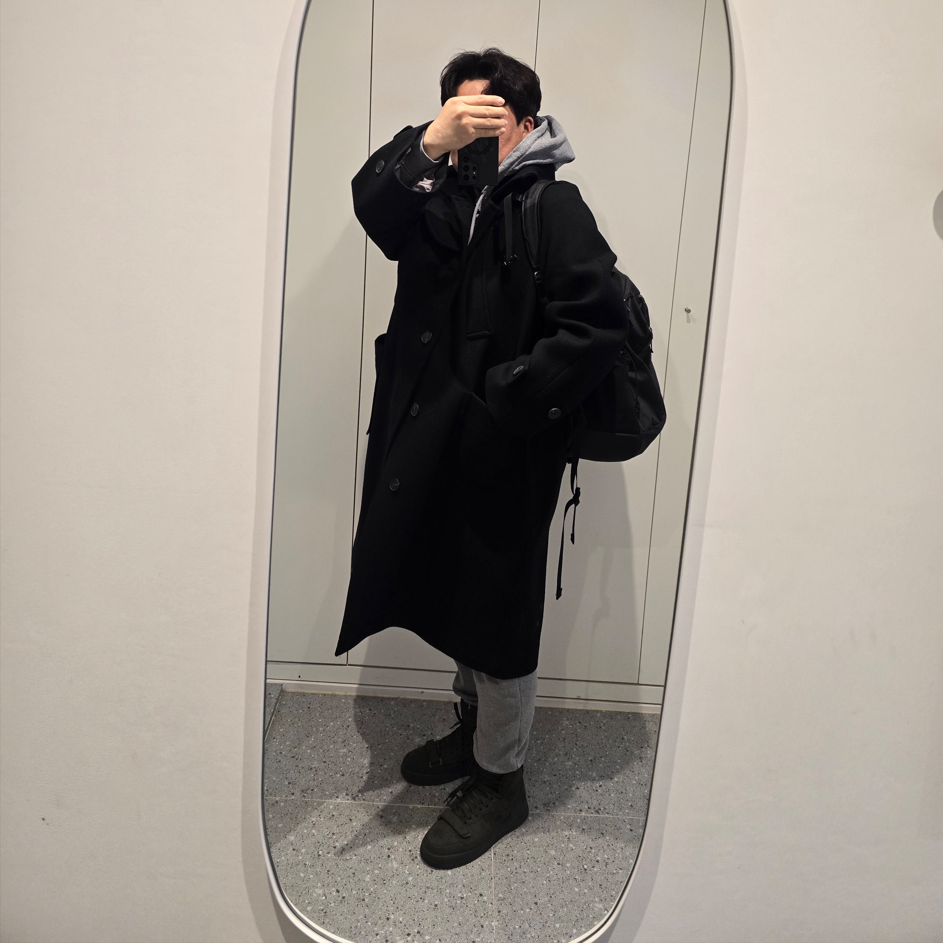 Nike x Billie Eilish Air Force 1 High '07 SP Sequoia, Undermycar Legion.02 Balmacaan Oversized Wool Coat Black 착용 스타일 - 2