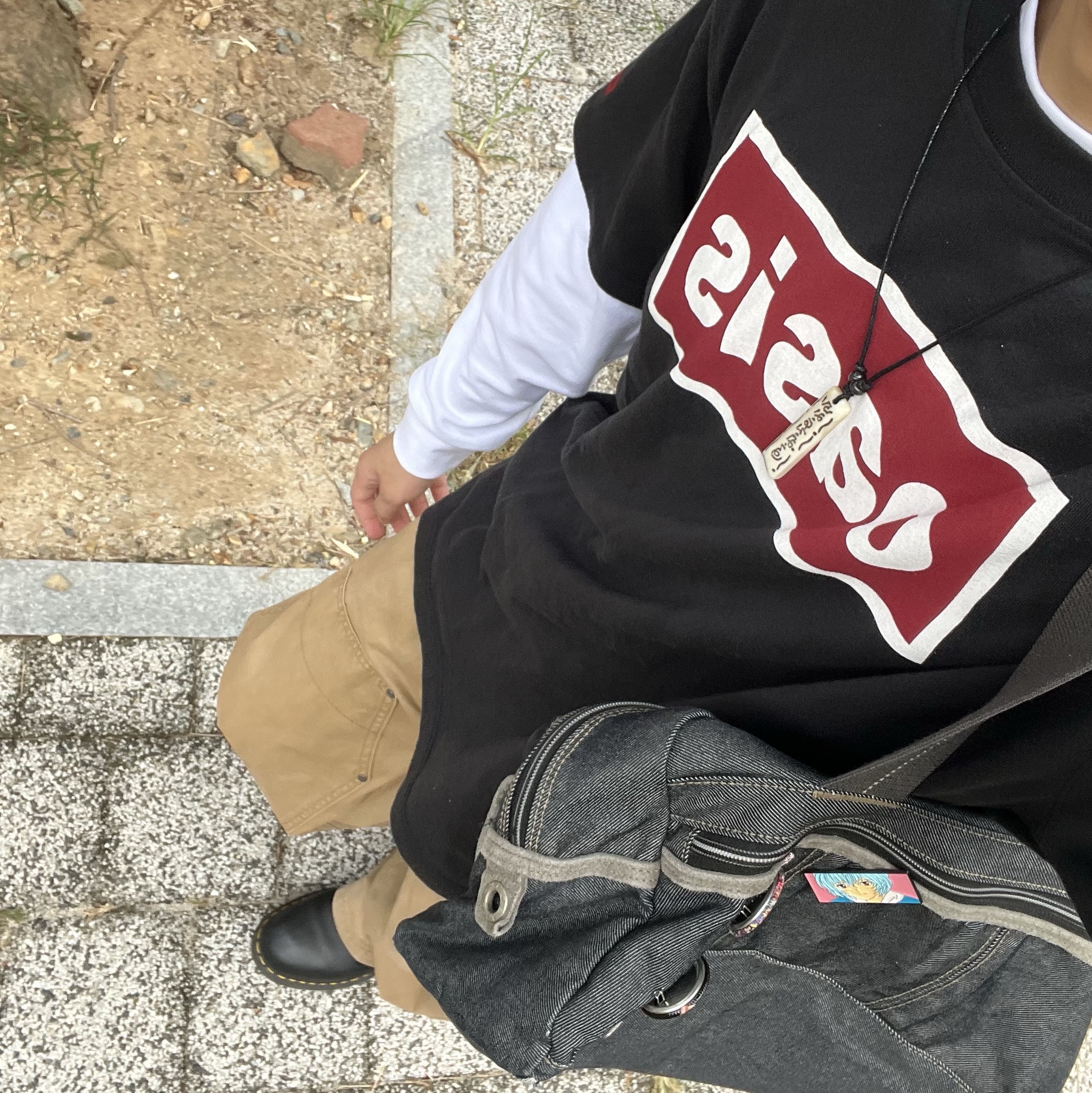 Levi's x Oasis Deca Logo T-Shirt Black, Dr. Martens 1461 Smooth Black 착용 스타일