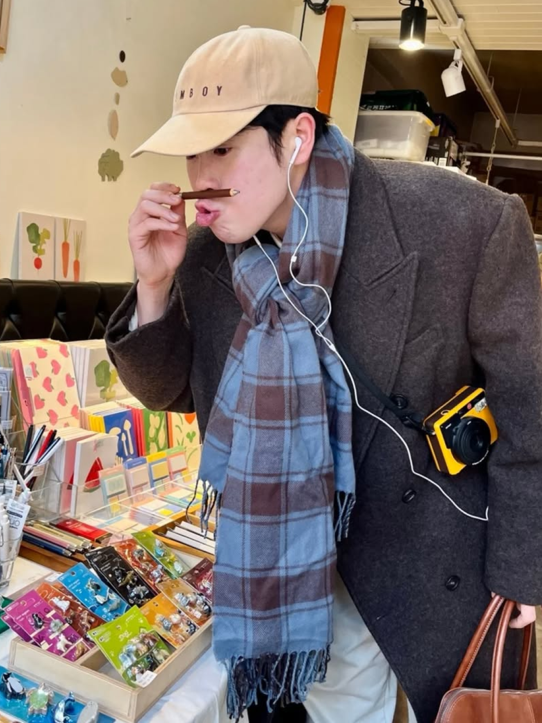 Burberry Classic Check Cashmere Muffler Navy, Acne Studios Checked Muffler Electric Blue Beige 착용 스타일 - 2