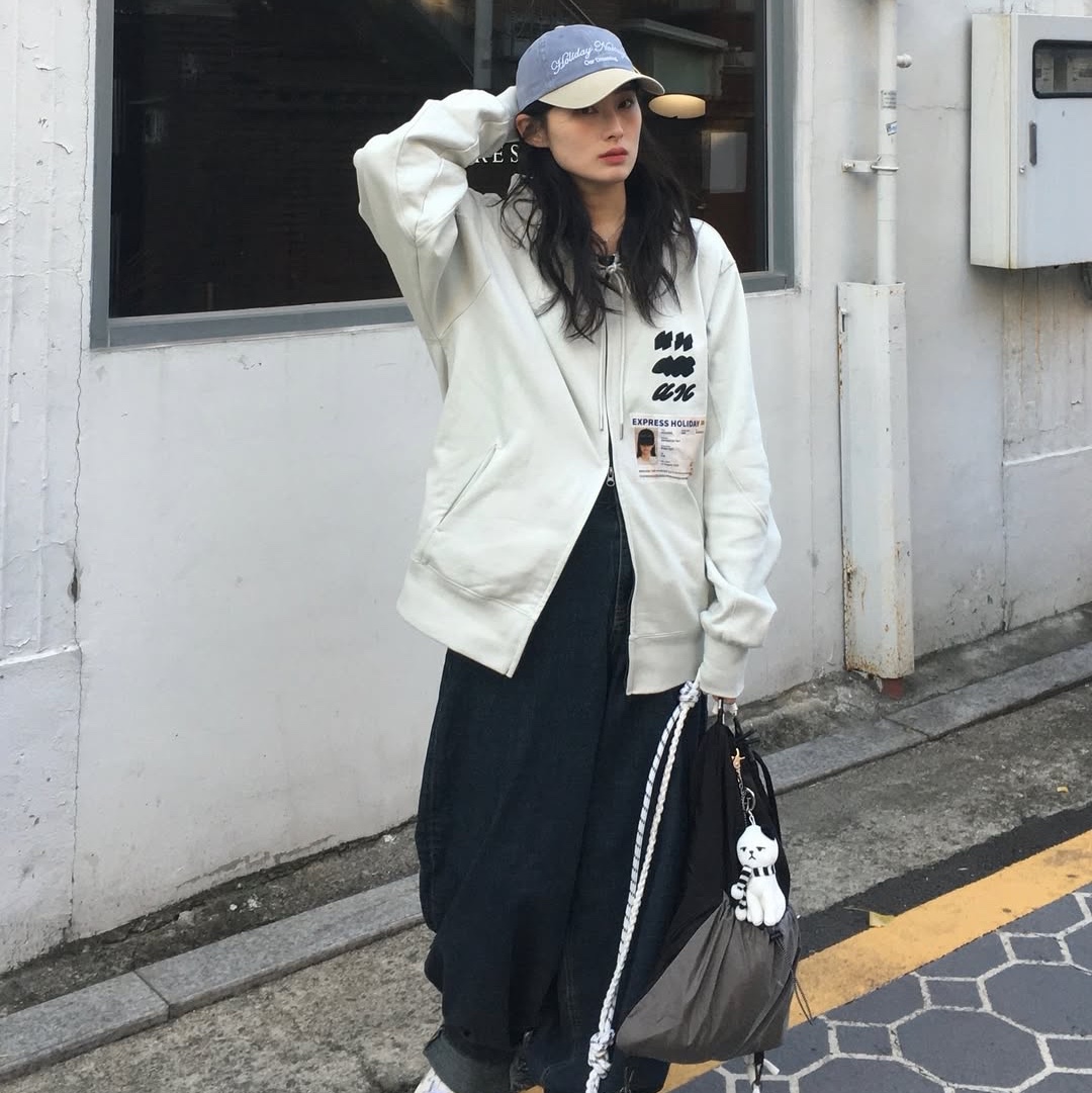 Express Holiday Cozyeasy Slingbag Blue Gray, Express Holiday Cozyeasy Slingbag Black 착용 스타일