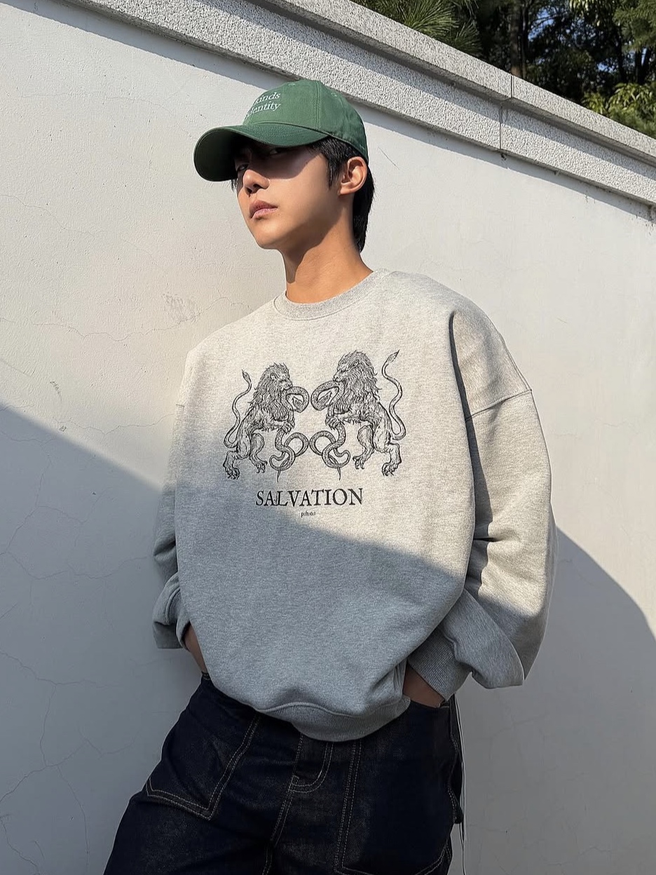 PHOS333 Salvation Lion Sweatshirt Melange Grey, PHOS333 Salvation Lion Sweatshirt Oatmeal 착용 스타일 - 1