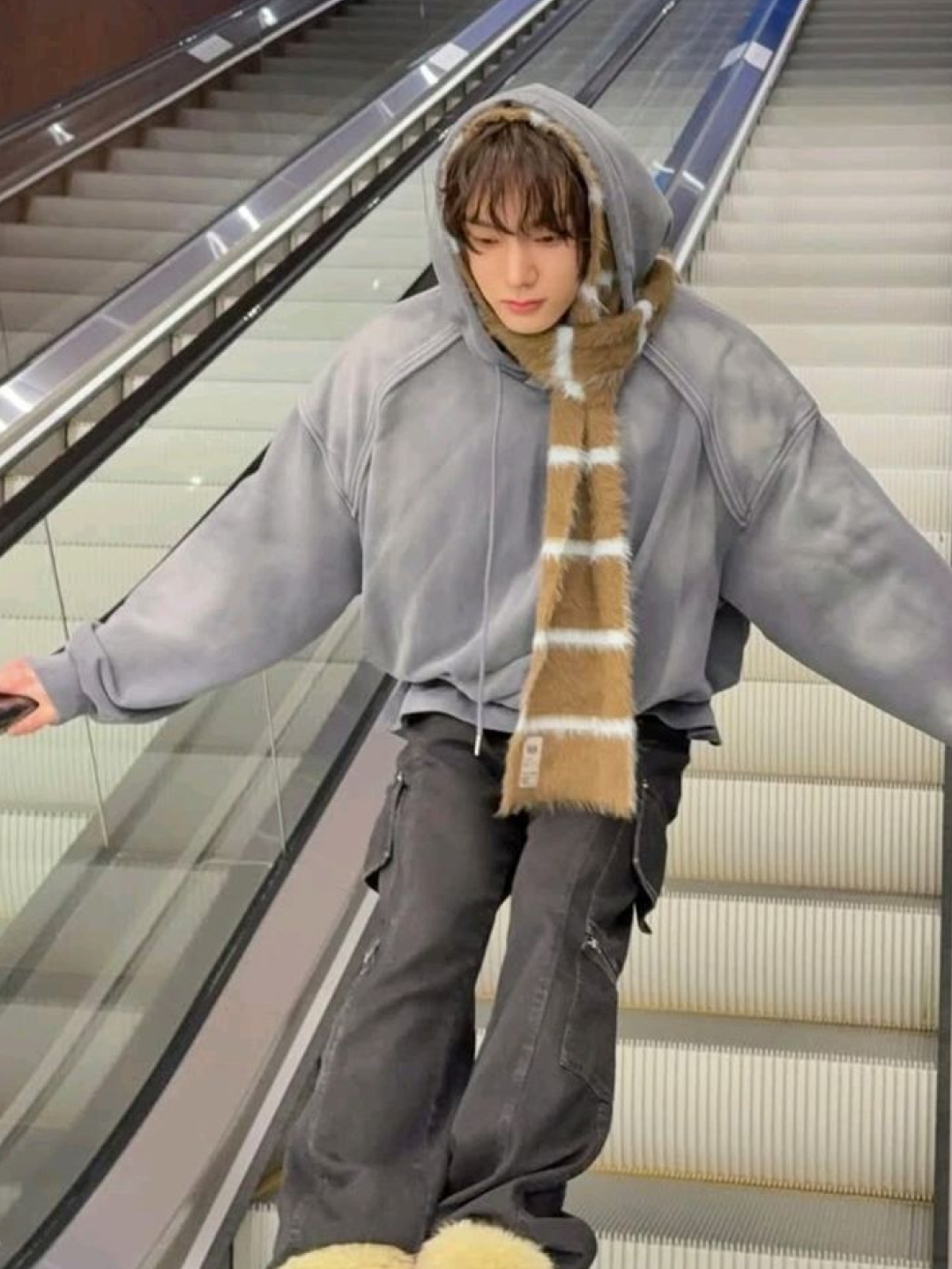 Burberry Classic Check Cashmere Muffler Navy, Acne Studios Checked Muffler Electric Blue Beige 착용 스타일 - 5